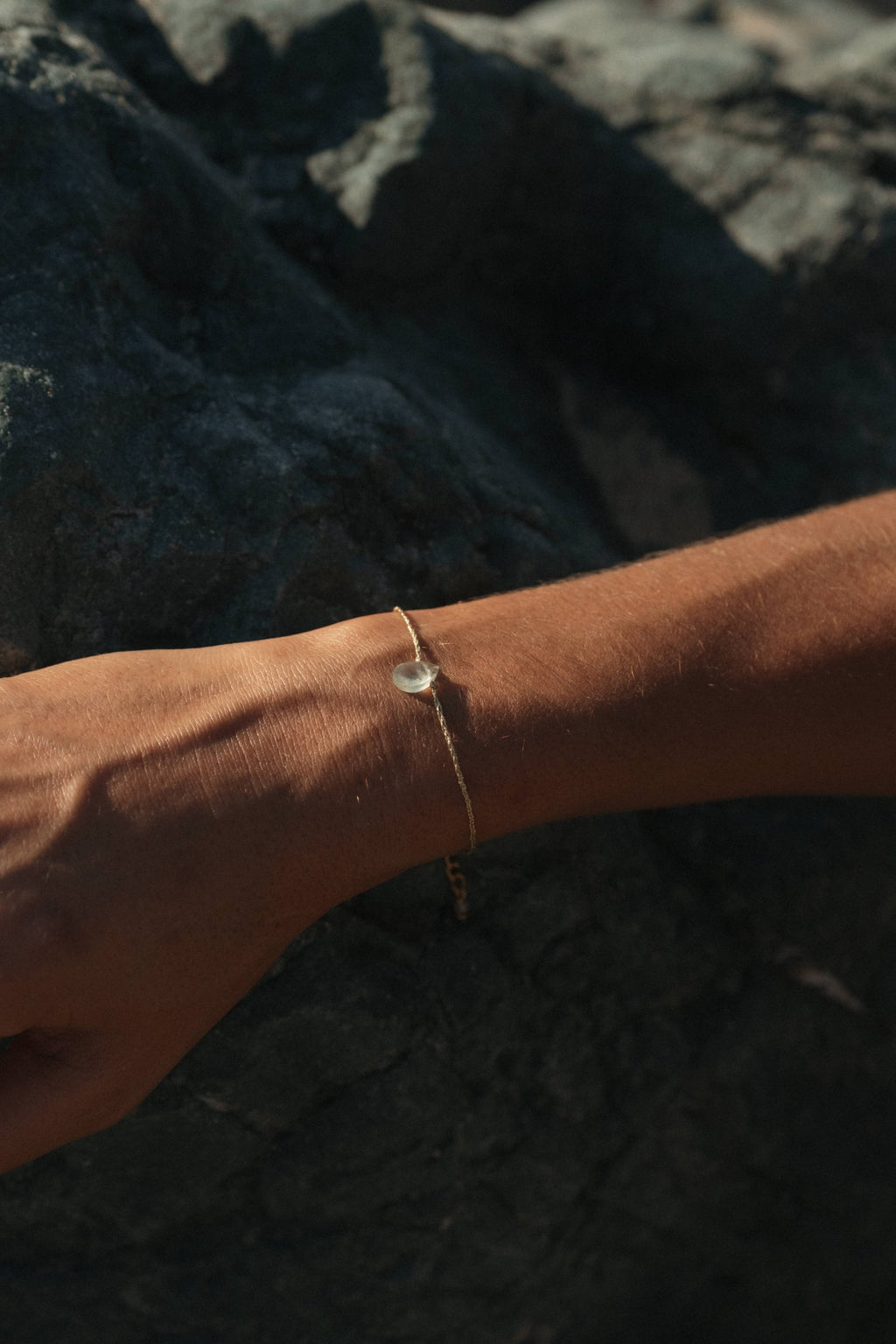 Bracelet Préa goutte de préhnite sur fil doré porté – bijou Adalima