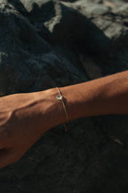 Bracelet Préa goutte de préhnite sur fil doré porté – bijou Adalima