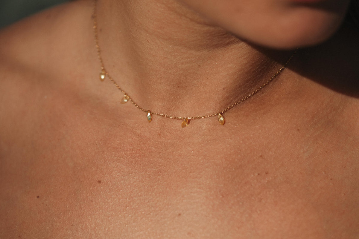 Collier Solen à strass en acier inoxydable doré porté – bijou Adalima