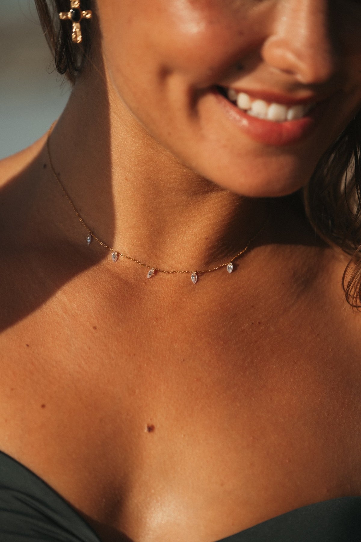 Collier Solen à strass en acier inoxydable doré porté – bijou Adalima
