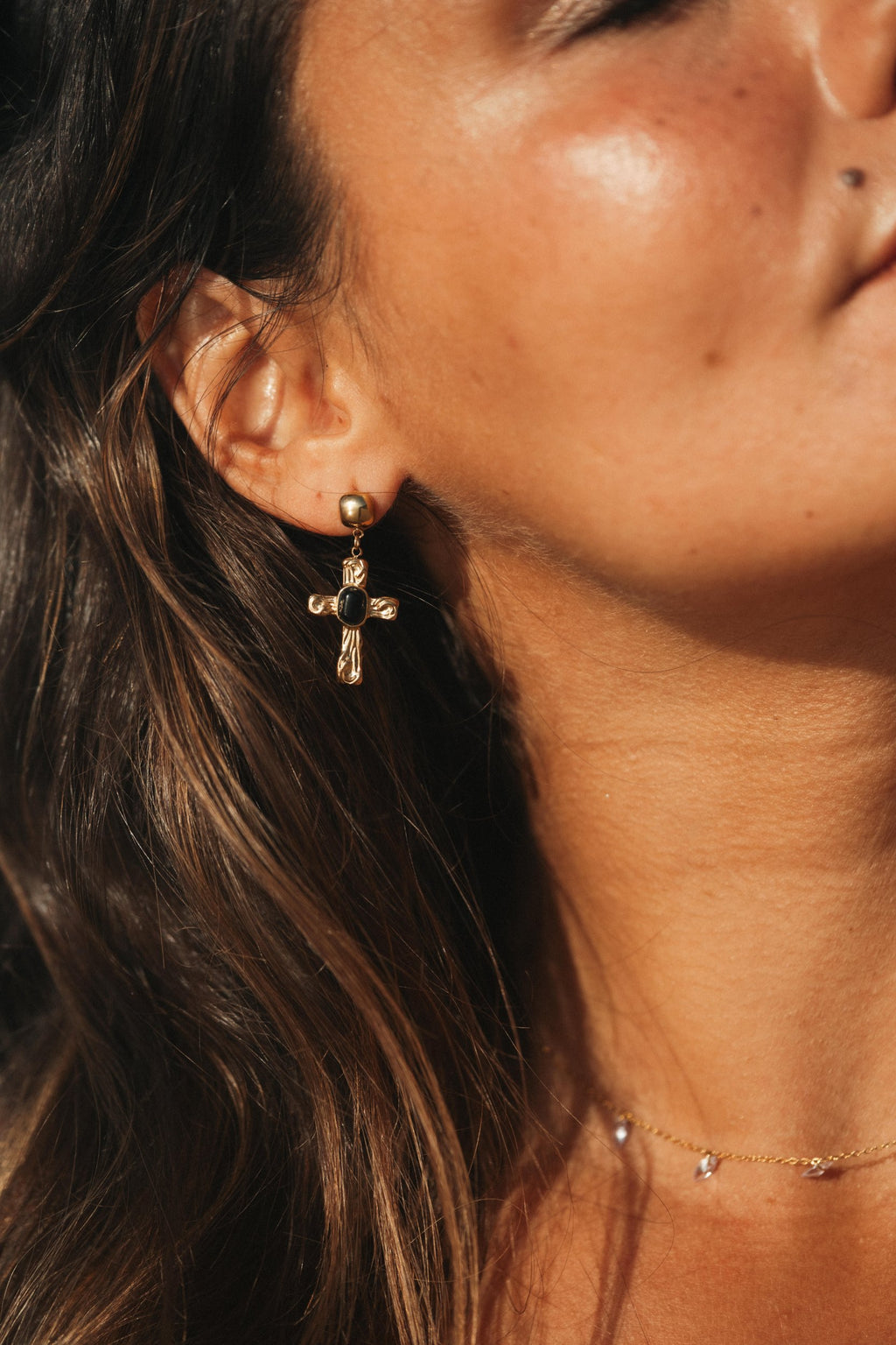 Boucles d’oreilles Ysé en acier inoxydable doré portées – bijou Adalima