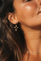 Boucles d’oreilles Ysé en acier inoxydable doré portées – bijou Adalima