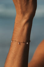 Bracelet Sohan en acier inoxydable doré porté – bijou Adalima