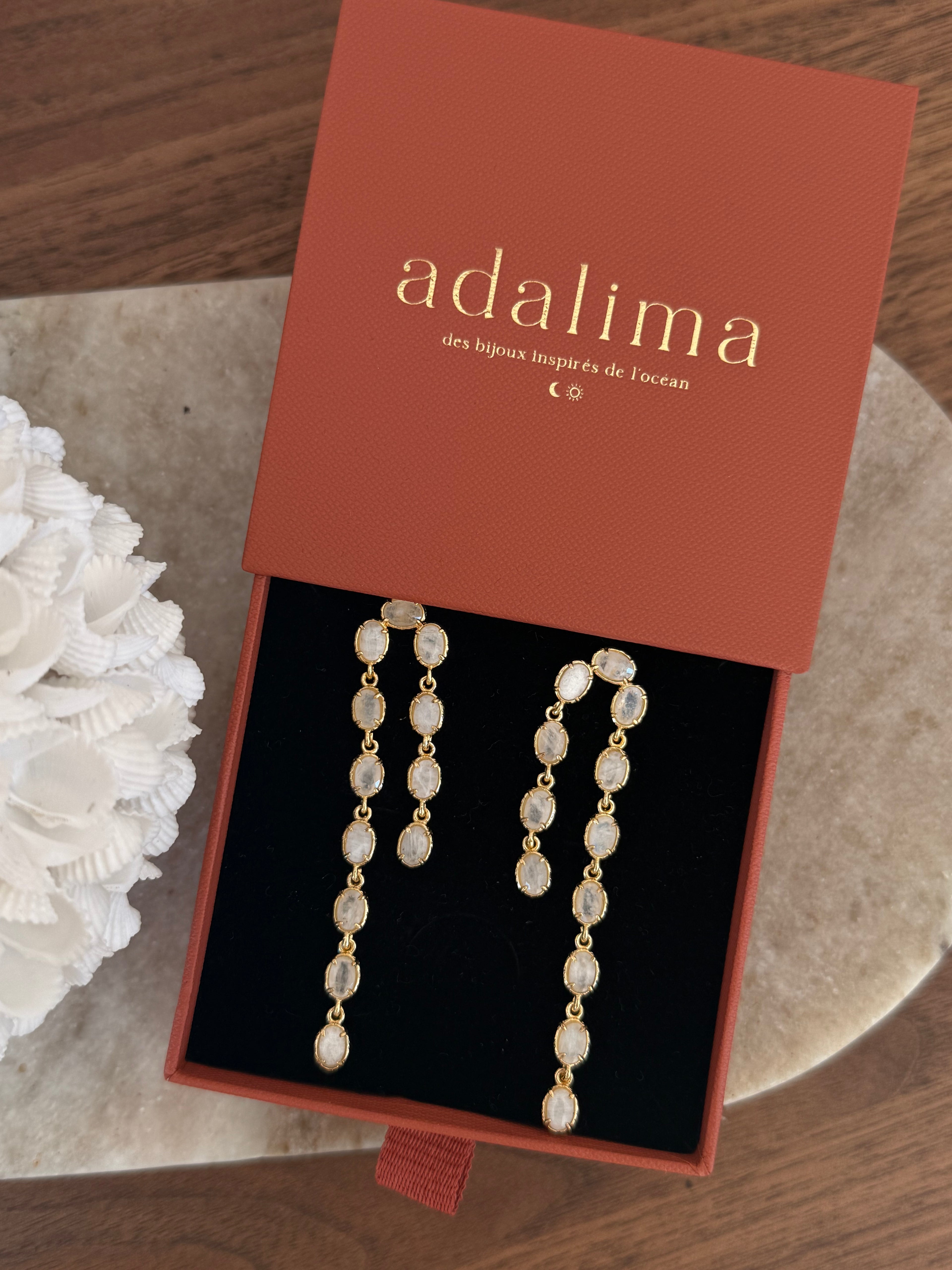 Boucles d'oreilles pendantes Carmen en pierre de lune blanche et laiton doré - Adalima