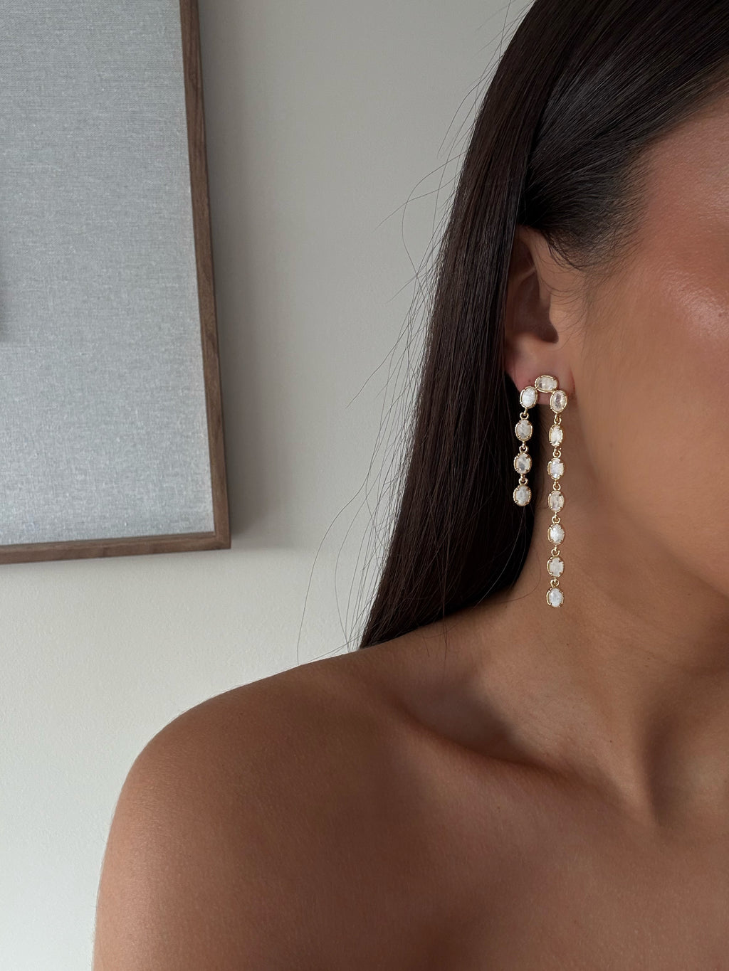 Boucles d'oreilles longues Carmen pierre de lune portées de profil - Adalima