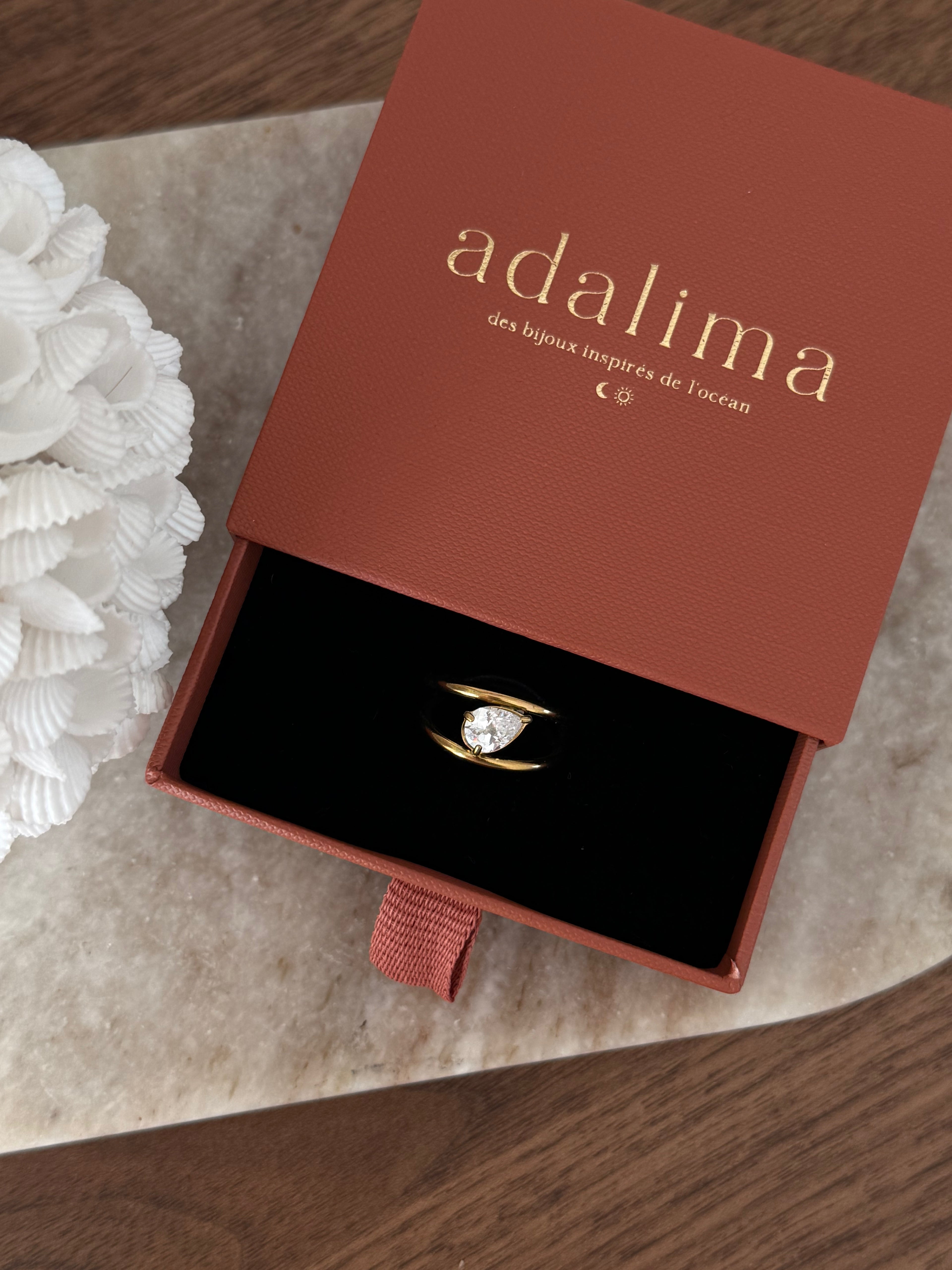 Bague Ava à strass en acier inoxydable doré – bijou Adalima
