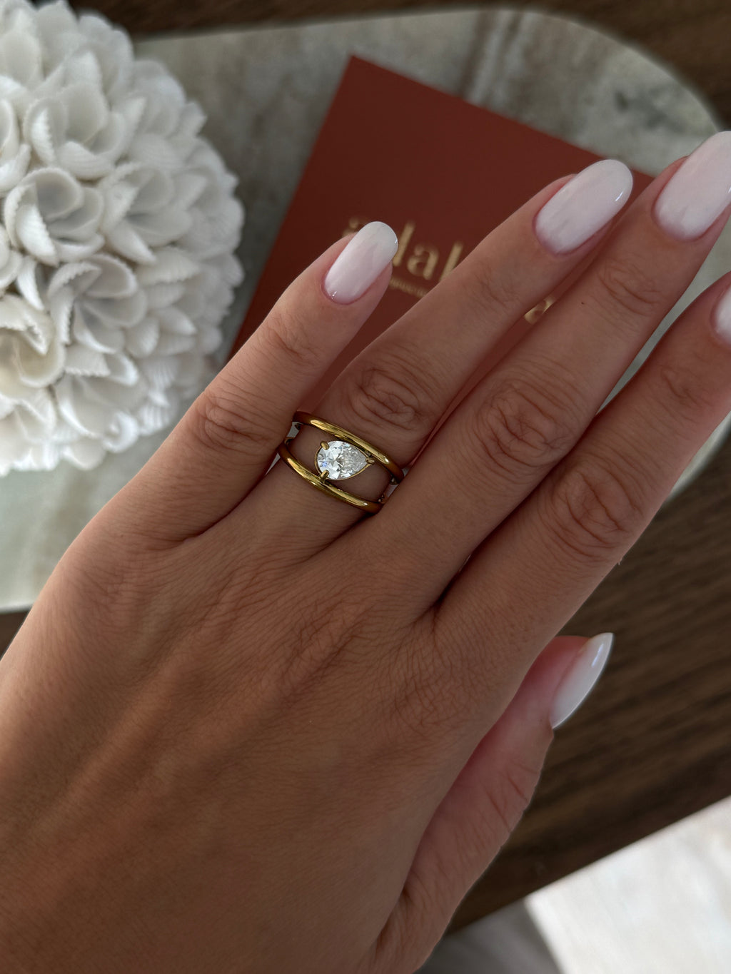Bague Ava à strass en acier inoxydable doré – bijou Adalima