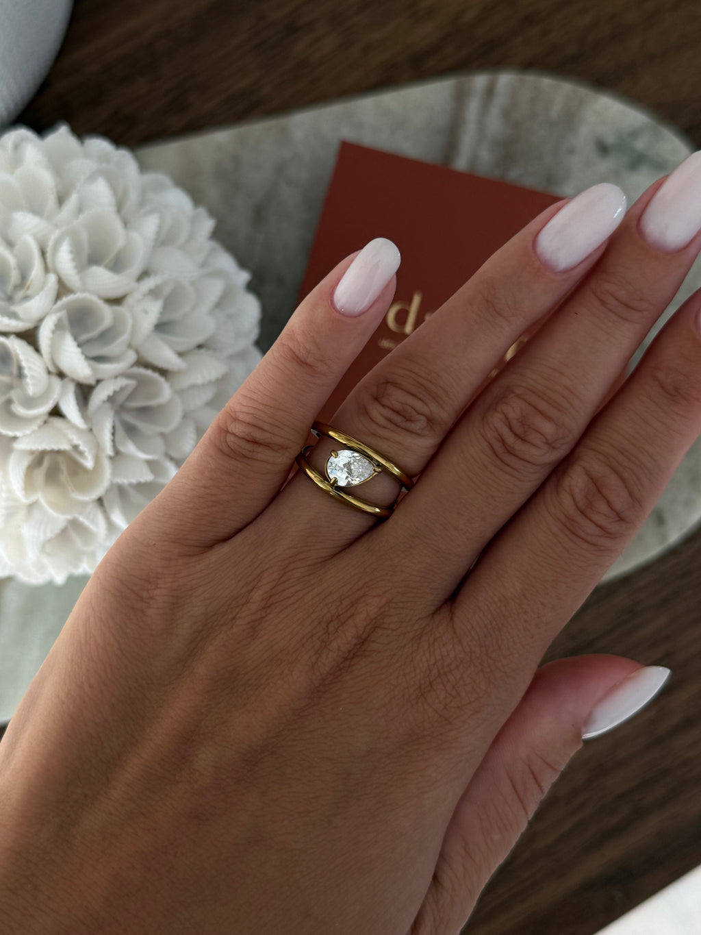 Bague Ava à strass en acier inoxydable doré – bijou Adalima