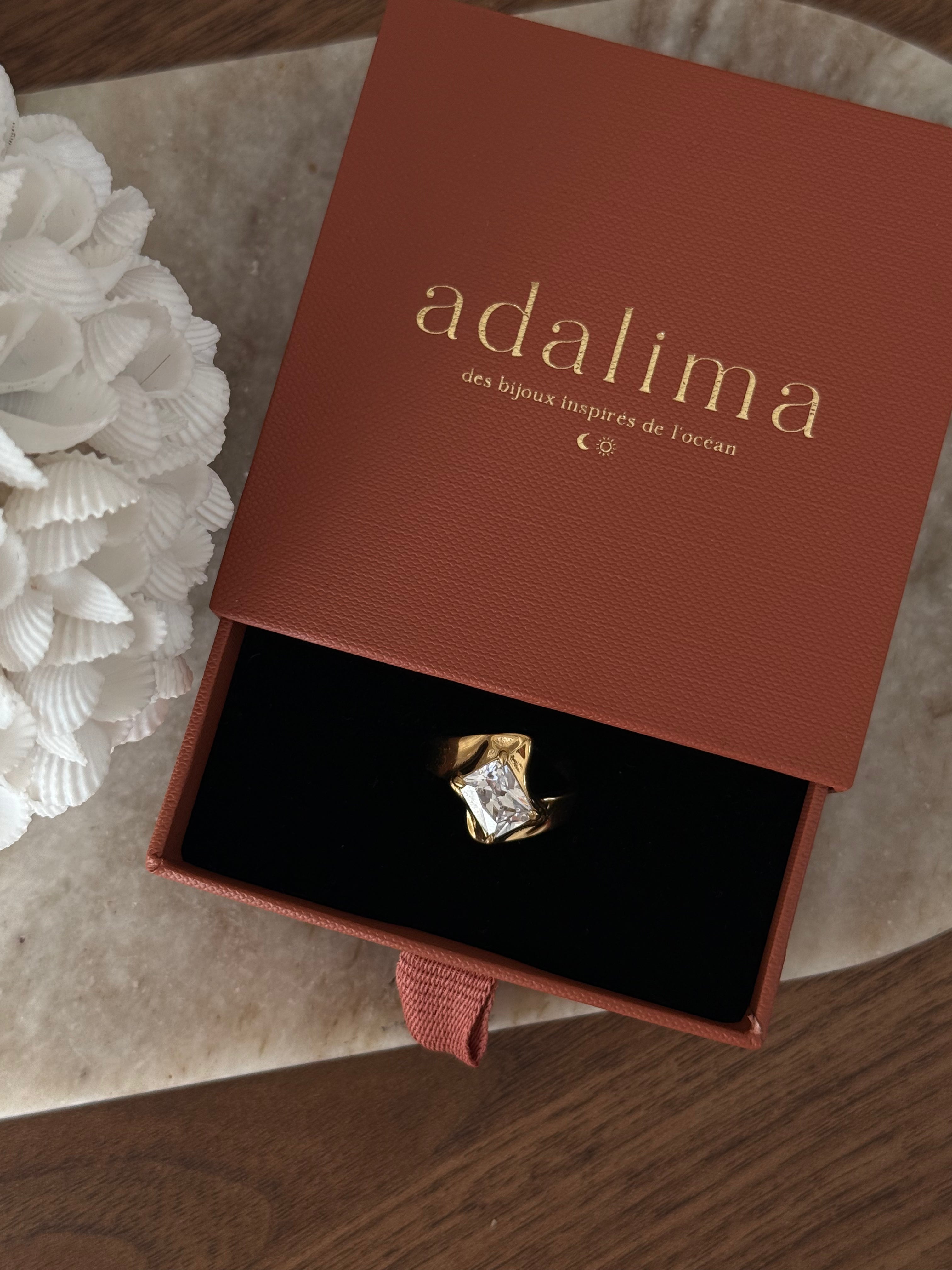Bague Gwen à strass en acier inoxydable doré – bijou Adalima