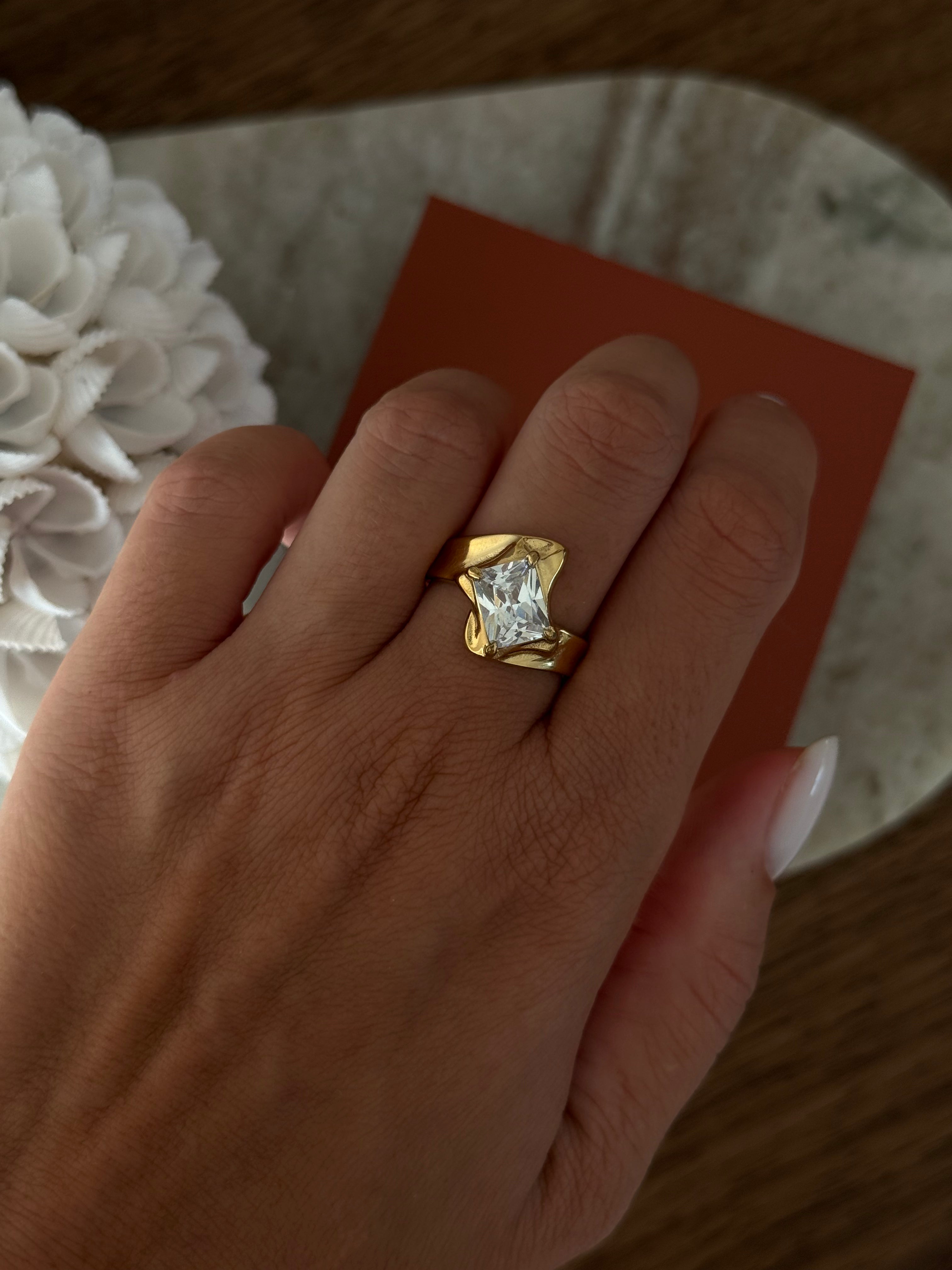 Bague Gwen à strass en acier inoxydable doré – bijou Adalima