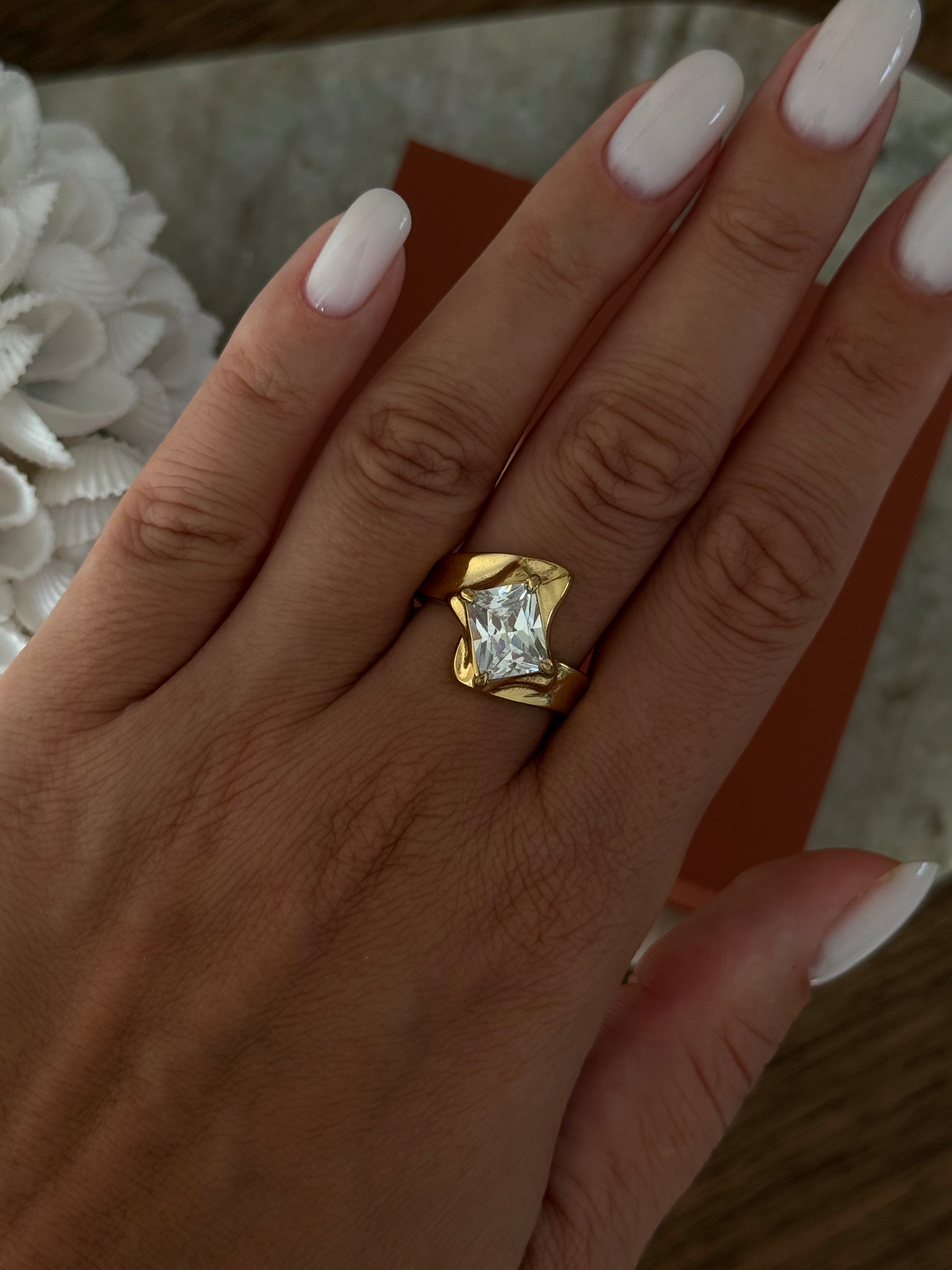 Bague Gwen à strass en acier inoxydable doré – bijou Adalima