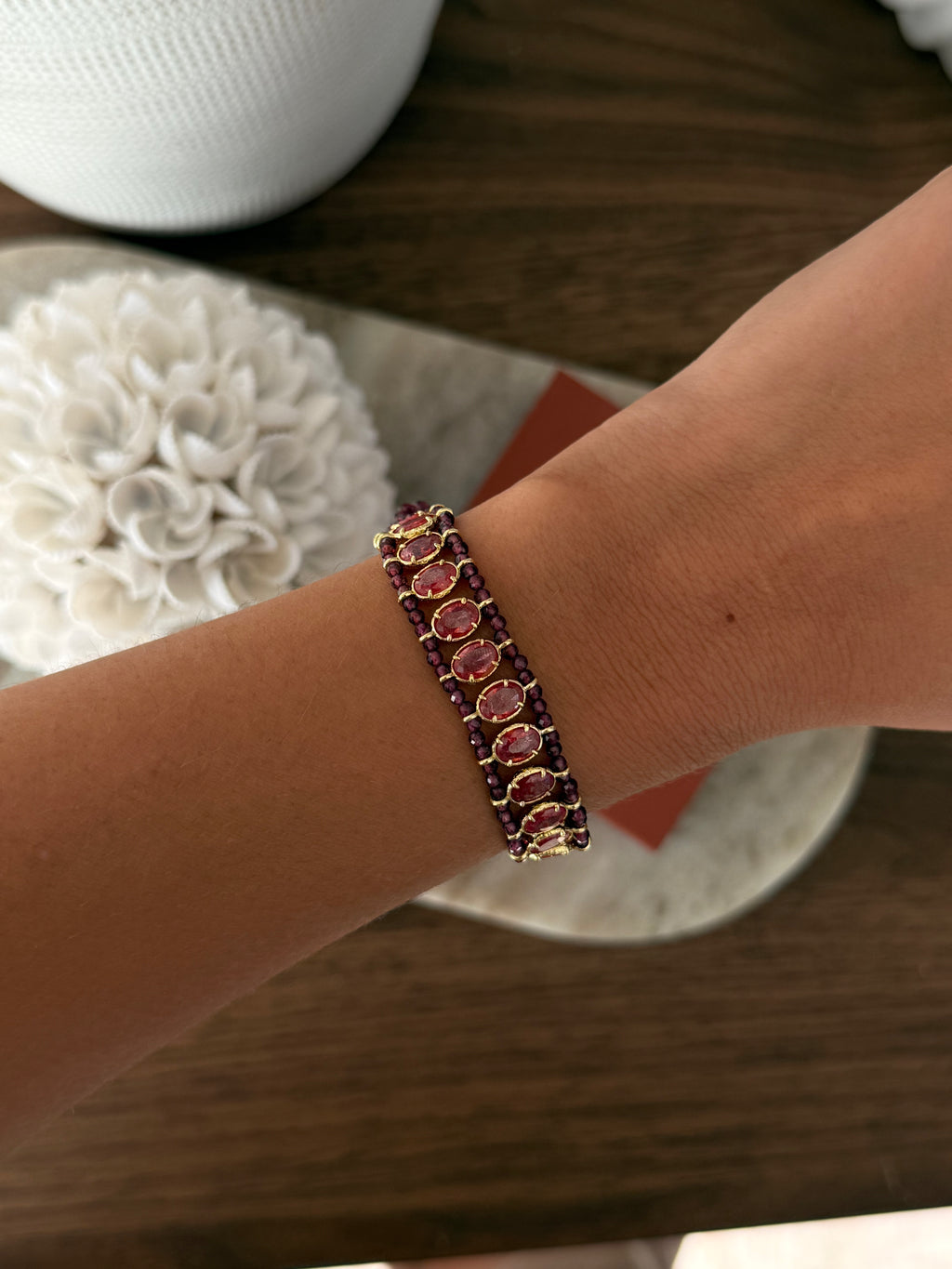 Bracelet Dolores en pierres naturelles et acier inoxydable doré – coloris Grenat – bijou Adalima