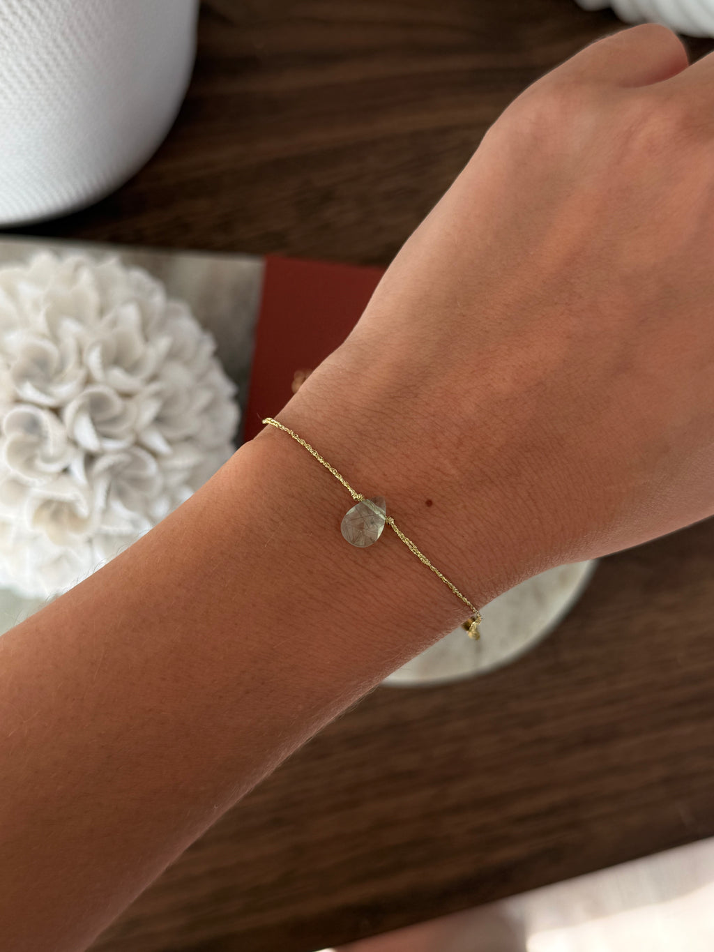 Bracelet Préa goutte de préhnite sur fil doré – bijou Adalima