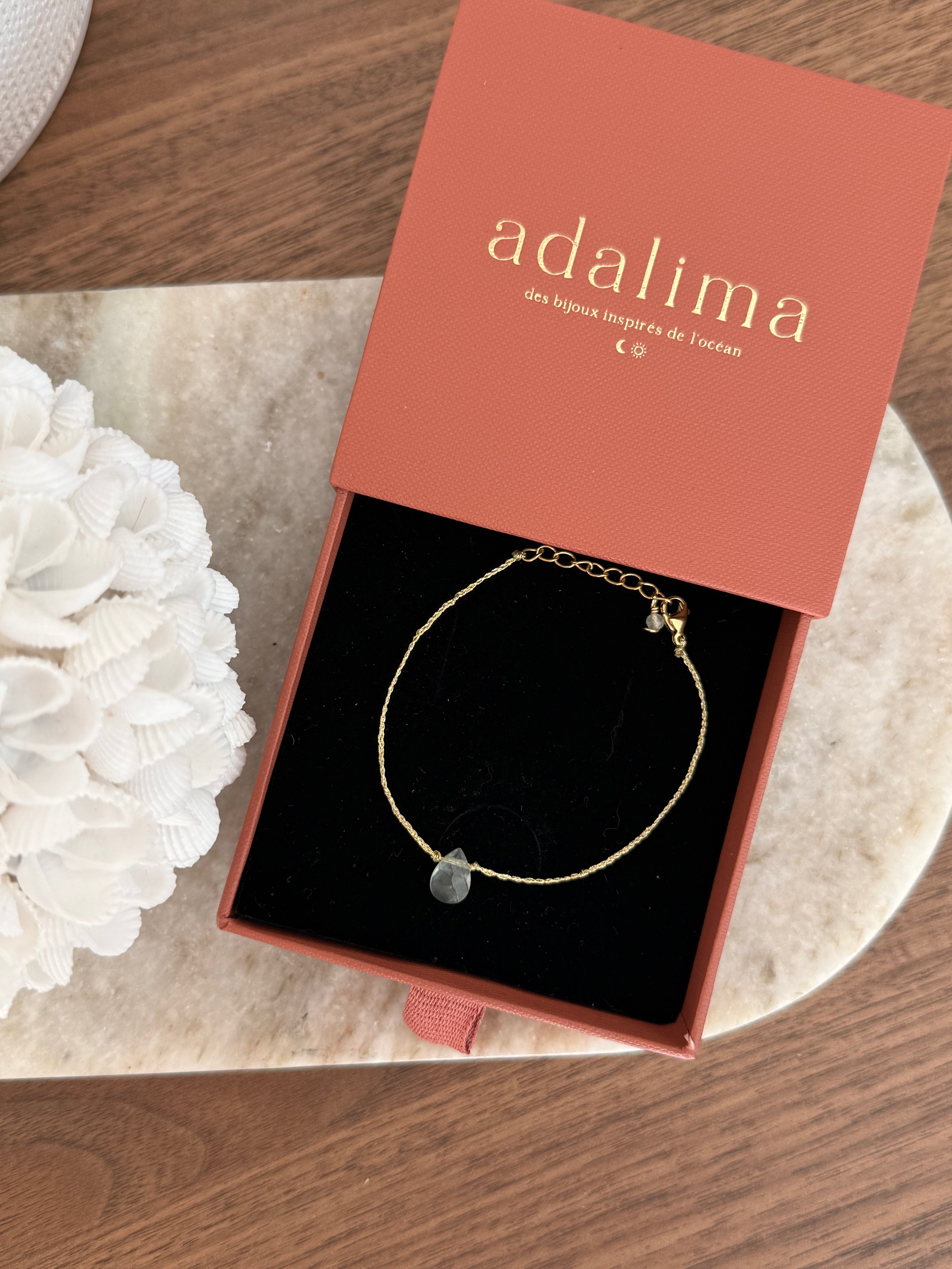 Bracelet Préa goutte de préhnite sur fil doré – bijou Adalima
