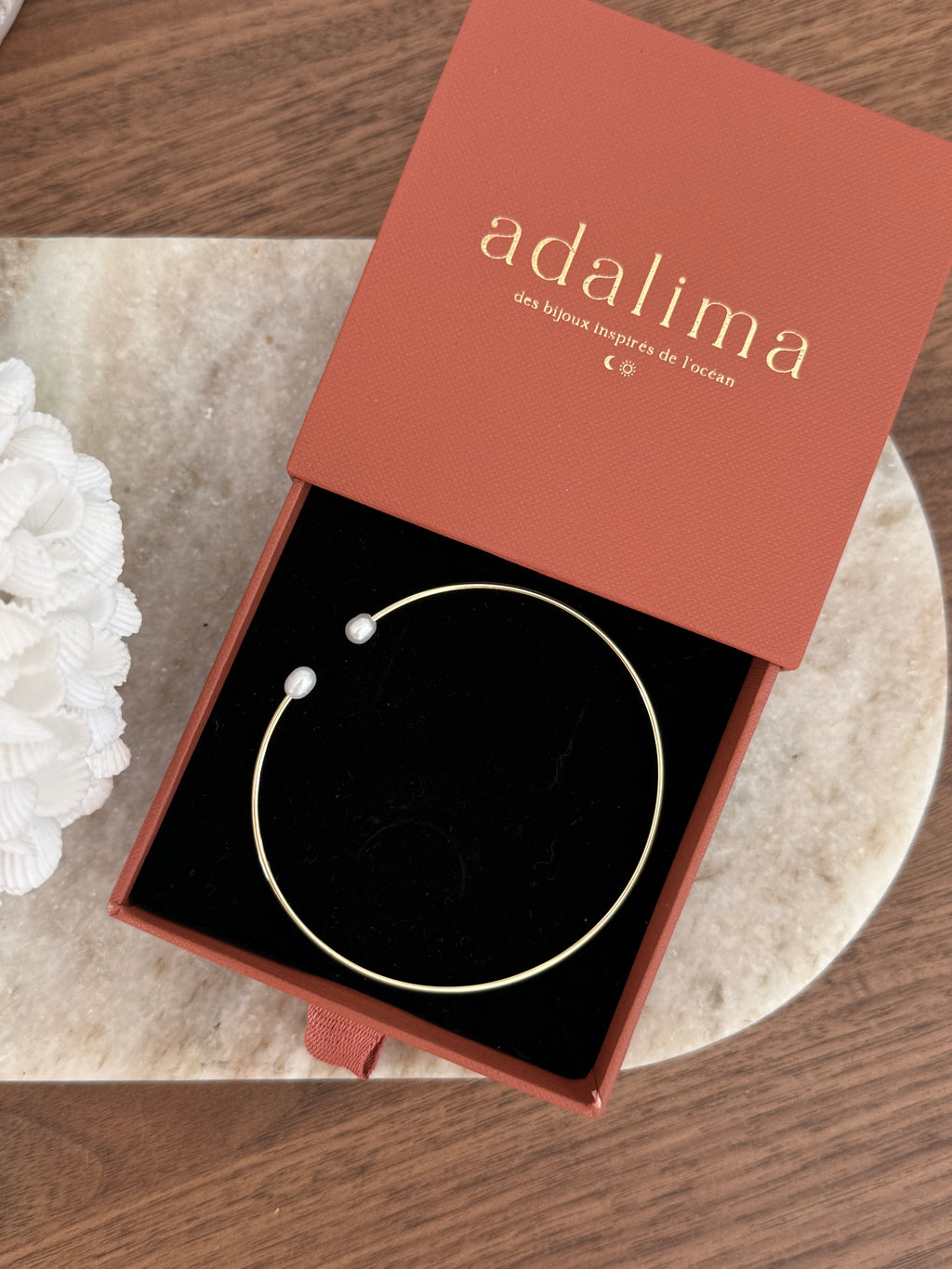 Jonc Nora à perles, en laiton doré – bijou Adalima