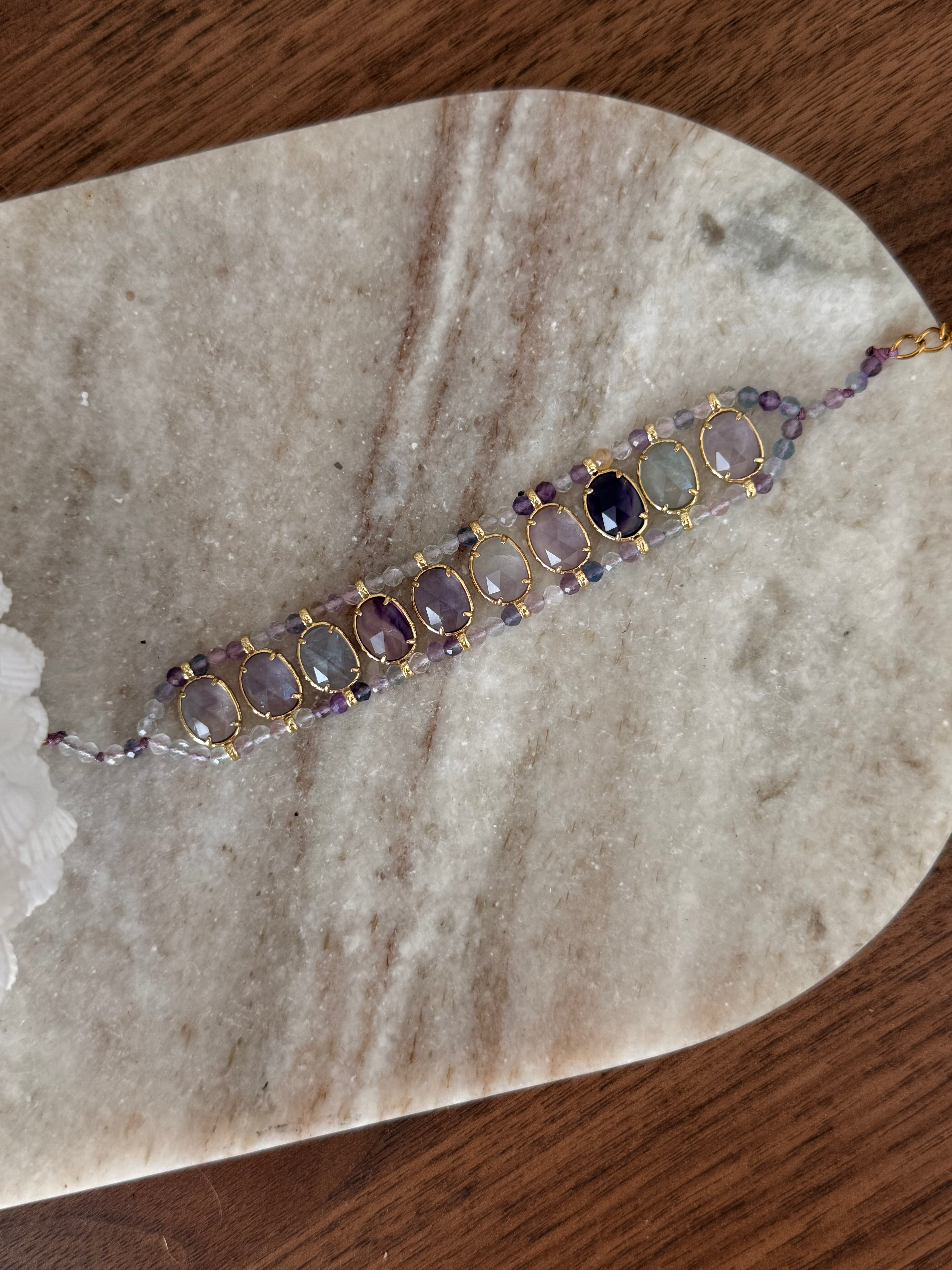 Bracelet Limia en pierres naturelles et acier inoxydable doré – bijou Adalima