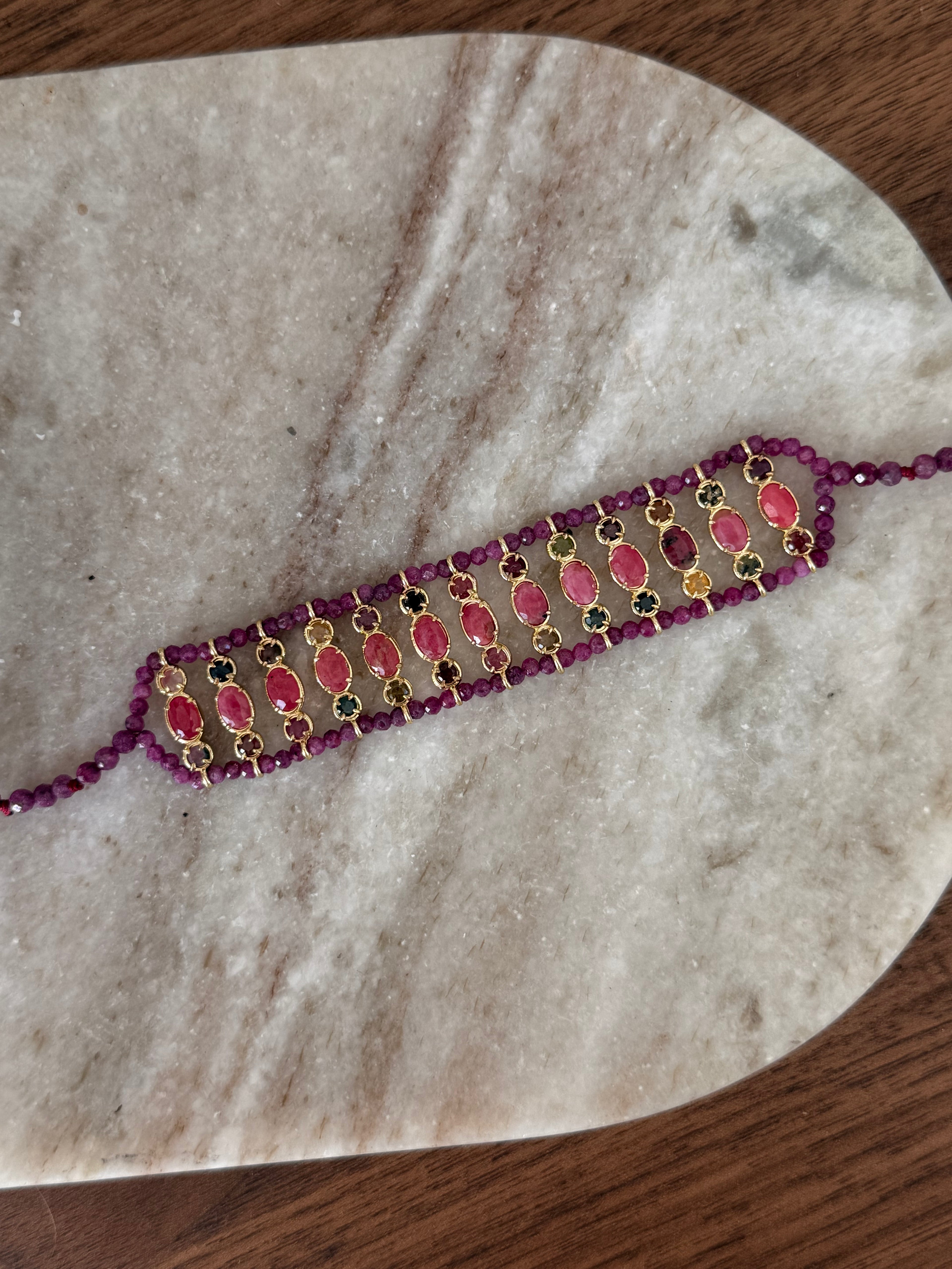 Bracelet Naise en pierres naturelles et acier inoxydable doré – bijou Adalima