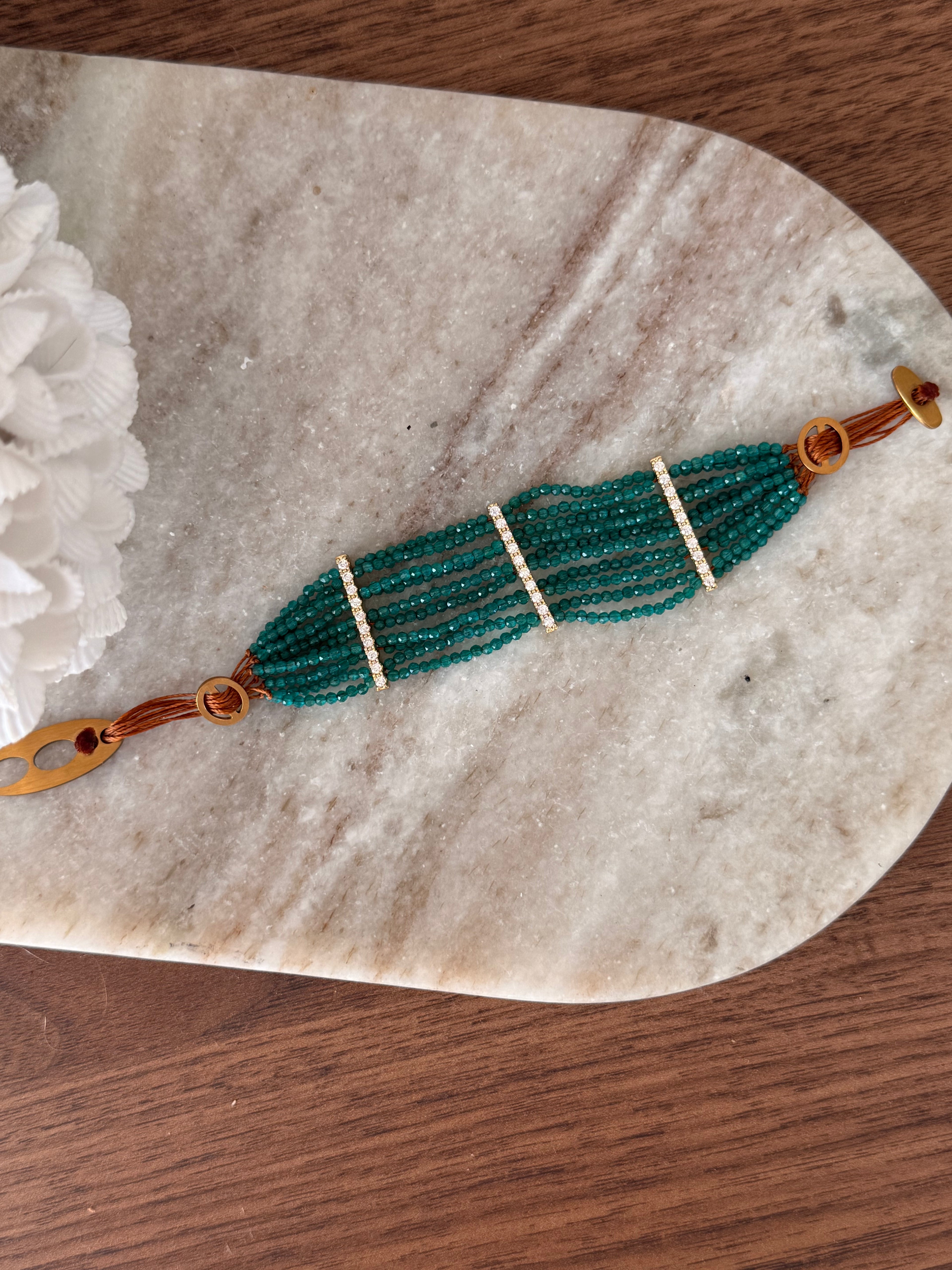 Bracelet Ariella en pierres naturelles et acier inoxydable doré – bijou Adalima