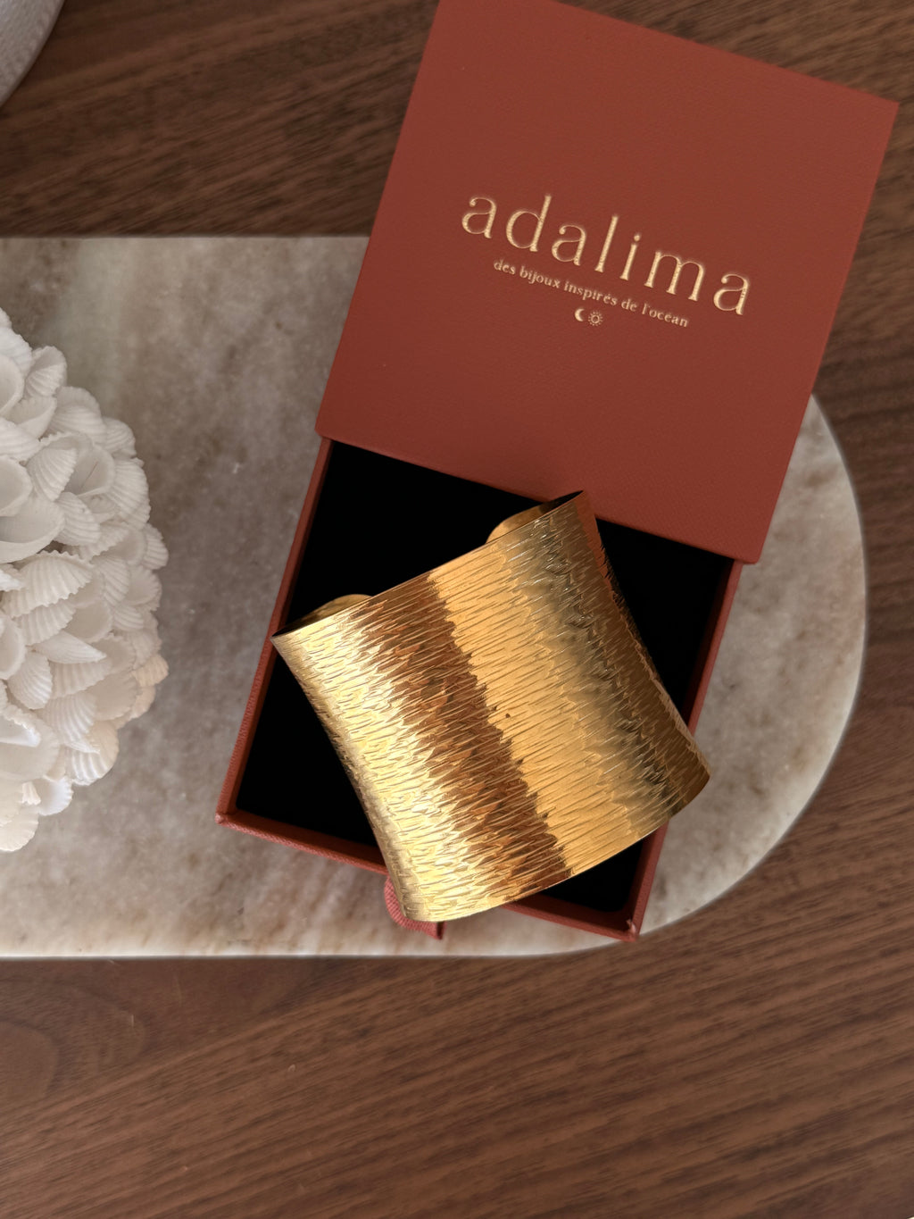 Manchette Assia en acier inoxydable doré – bijou Adalima