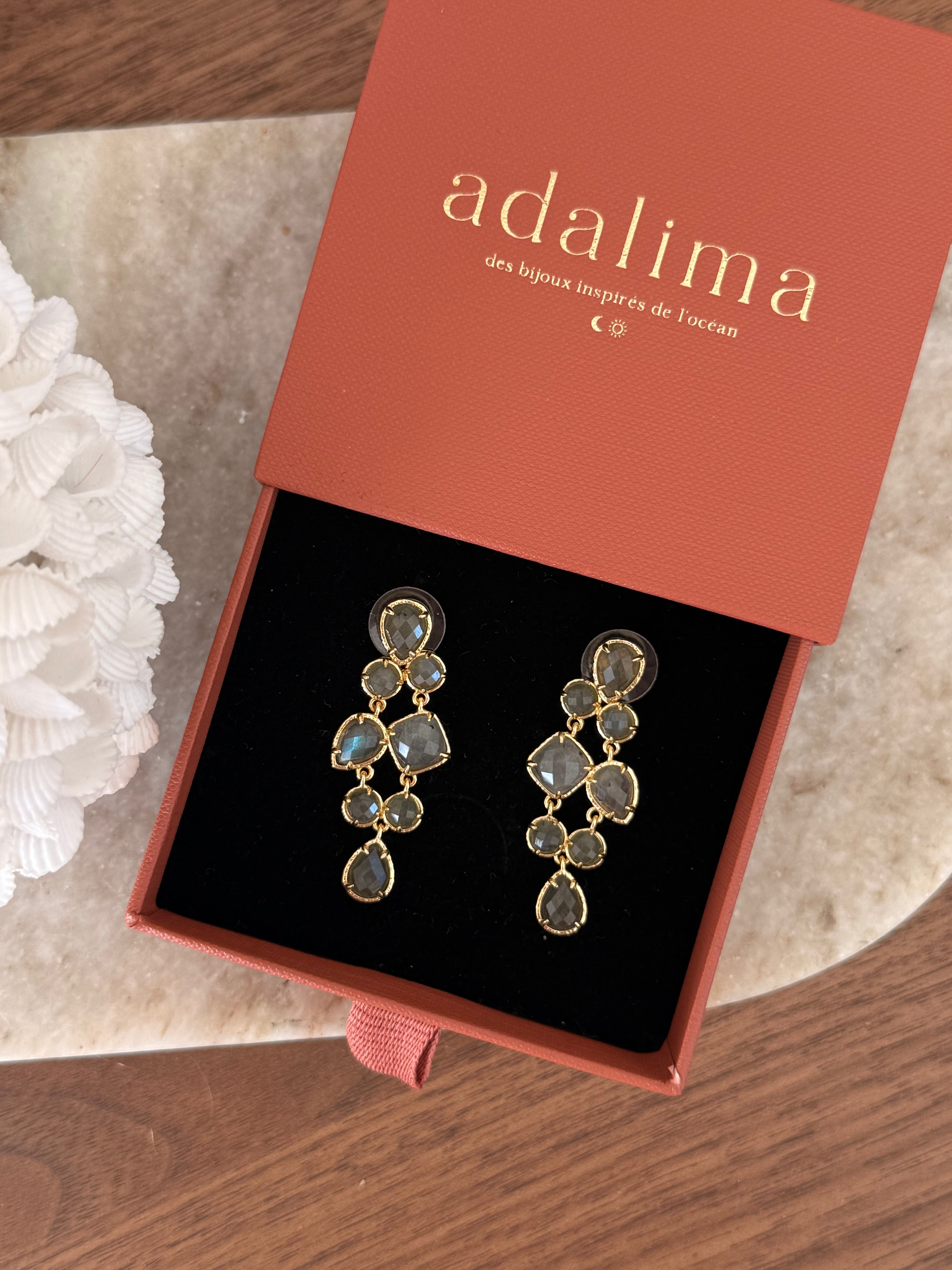Boucles d’oreilles Ornella en pierres naturelles et laiton doré – coloris Labradorite (gris) – bijou Adalima