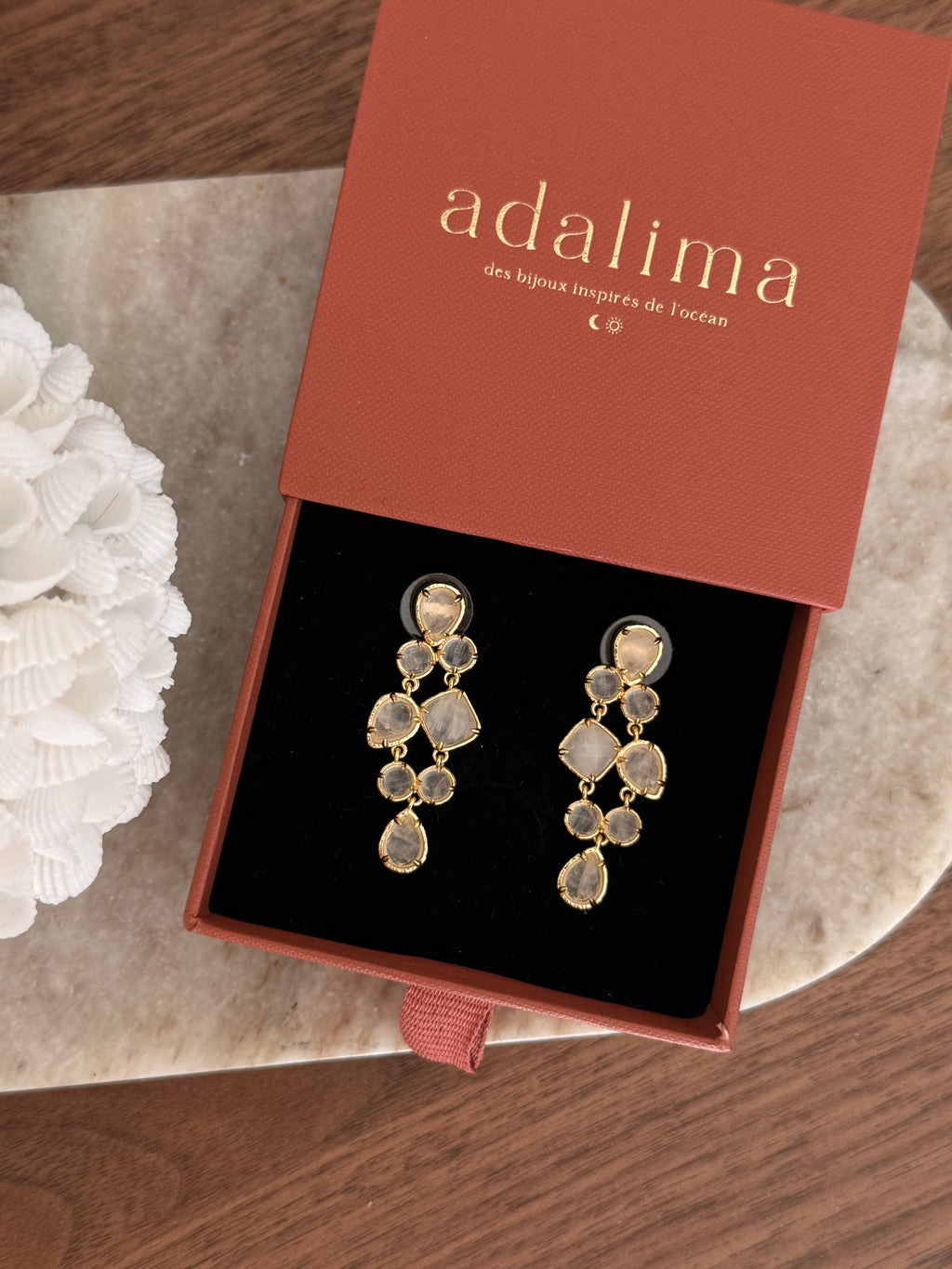 Boucles d’oreilles Ornella en pierres naturelles et laiton doré – coloris Cristal de roche – bijou Adalima