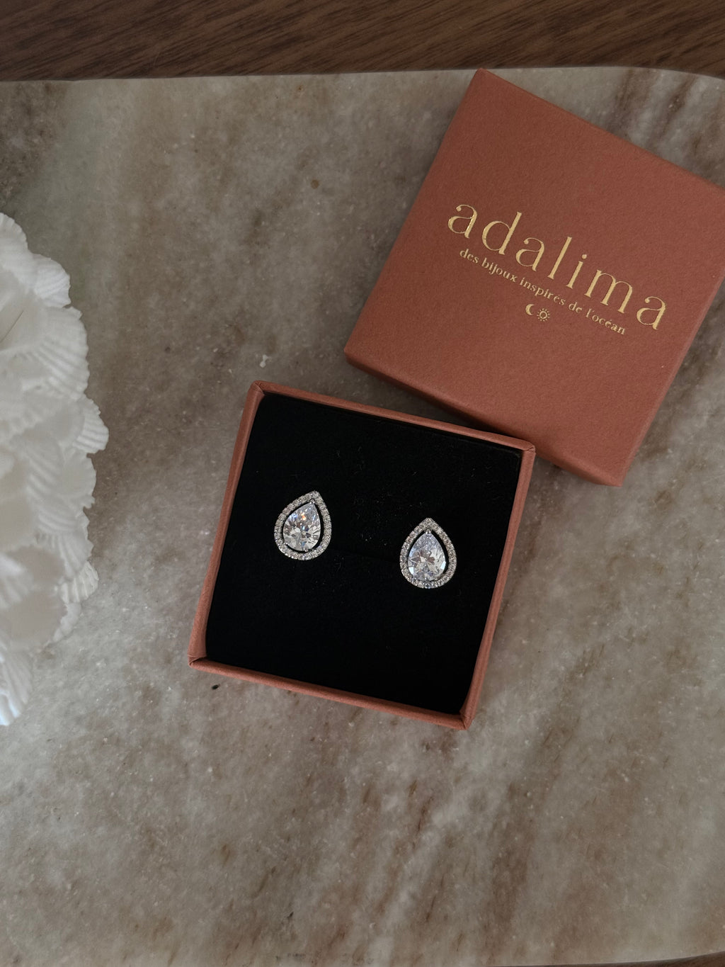Puces d’oreilles Lou à strass en acier inoxydable argenté – bijou Adalima
