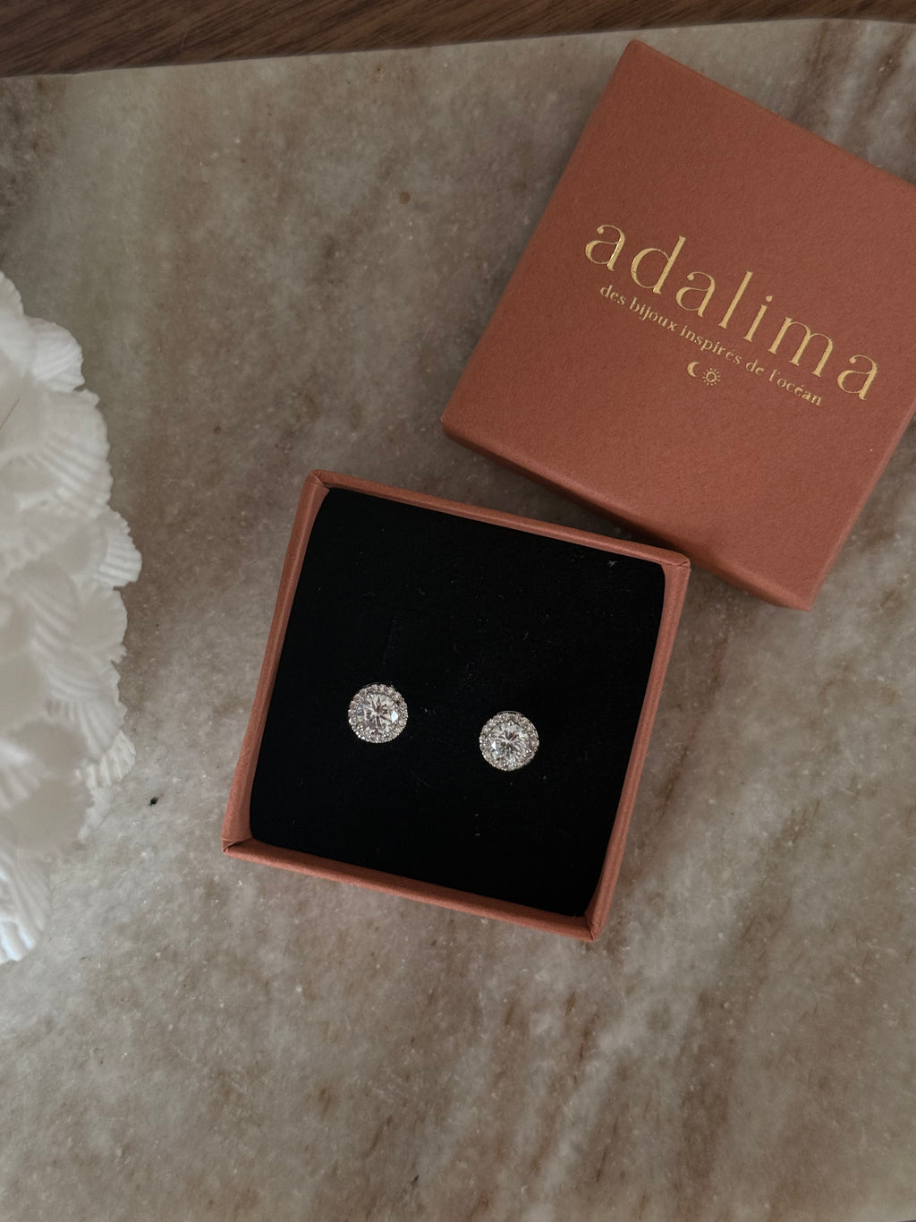 Puces d’oreilles Manon à strass en acier inoxydable – coloris Argenté – bijou Adalima