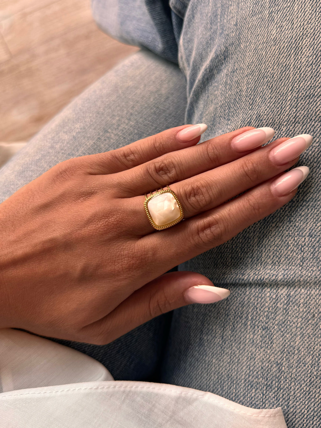 bague en acier inoxydable doré et nacre blanche 