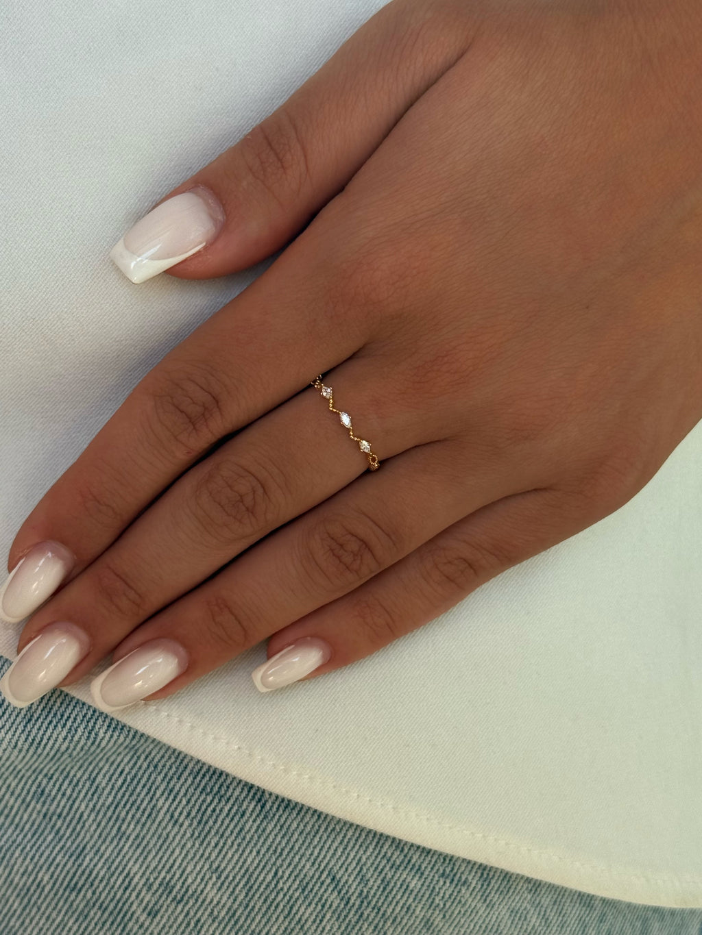 bague à strass dorée fine