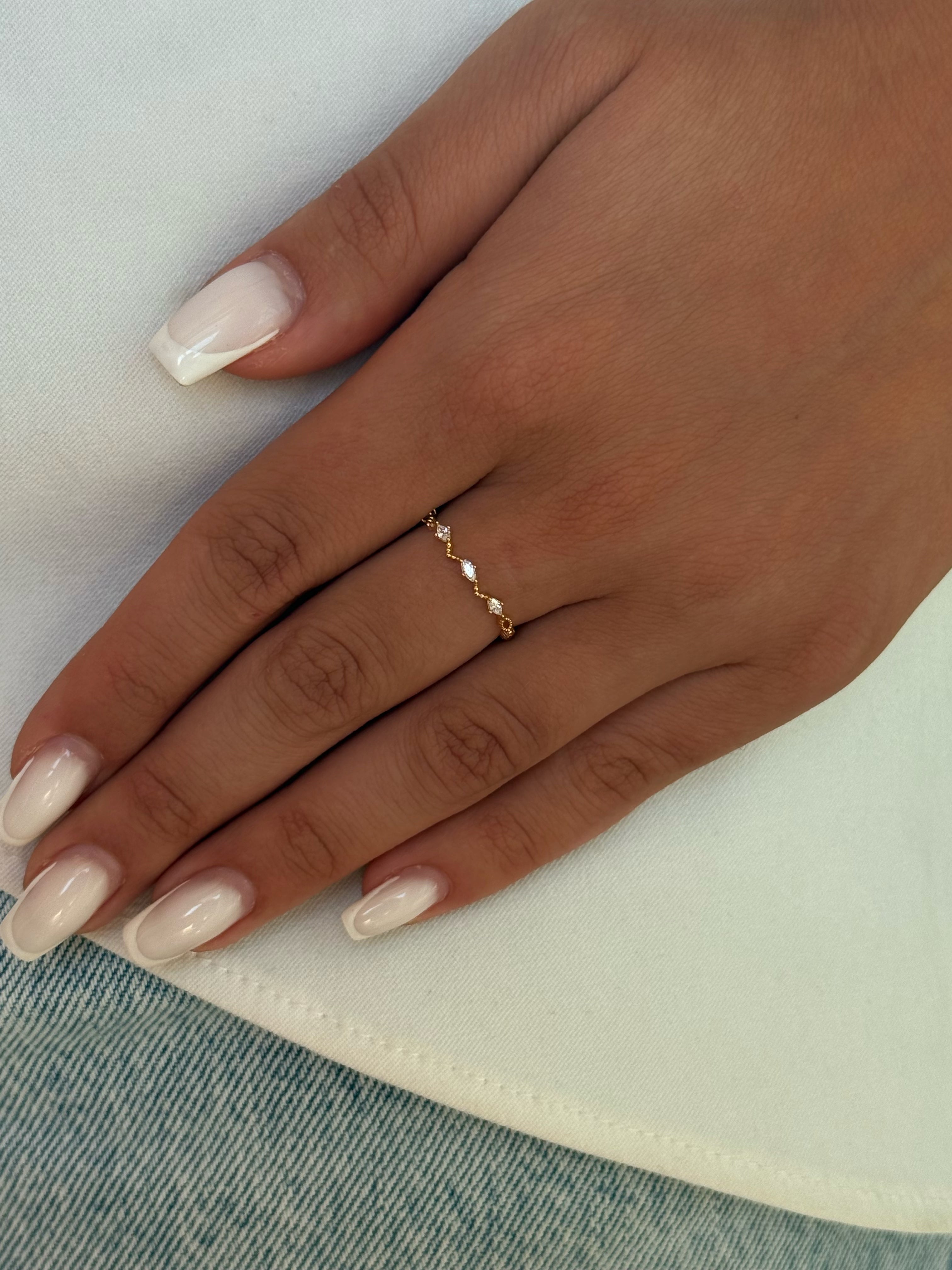 bague à strass dorée fine