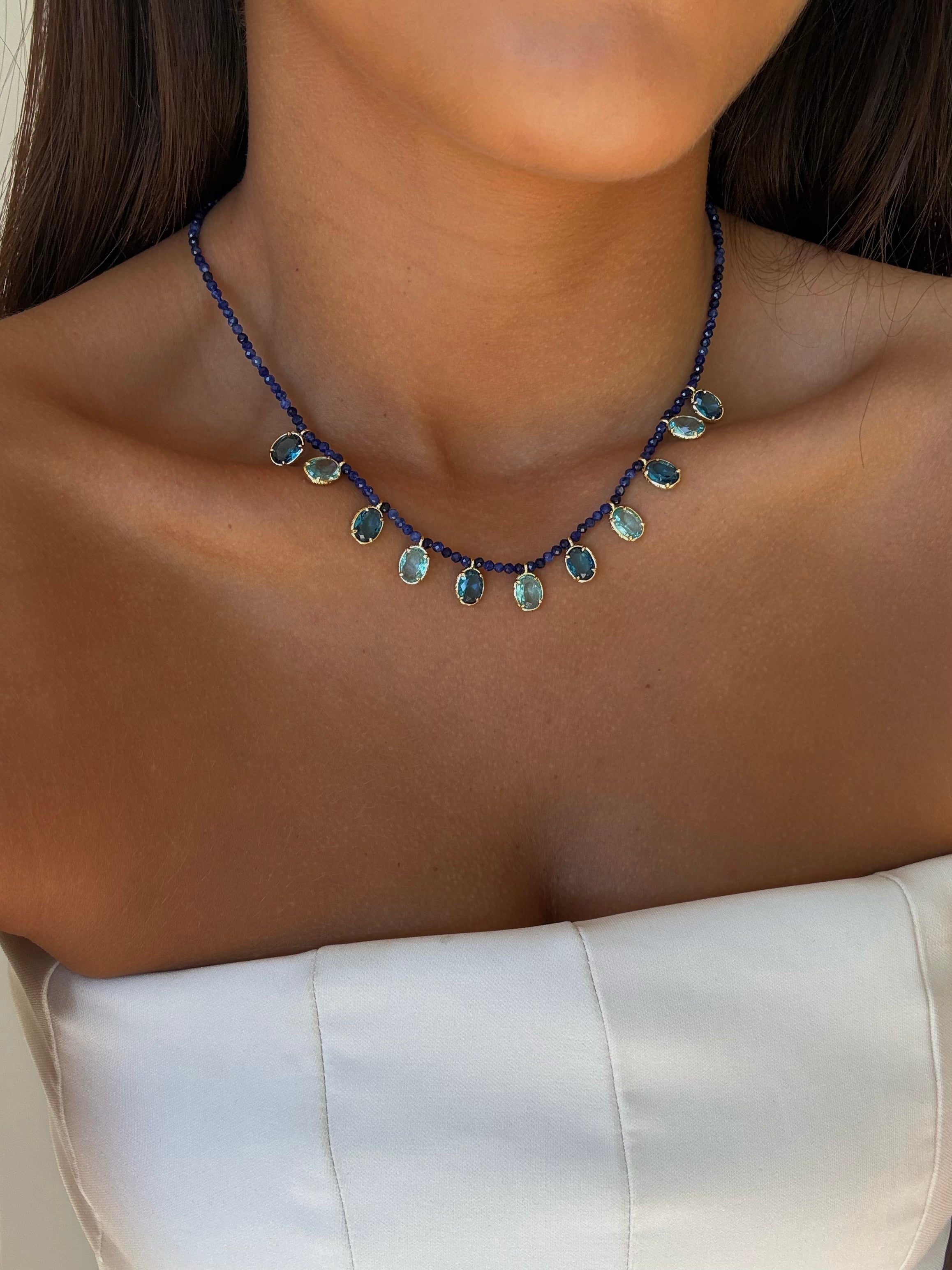 Collier Nehal en pierres naturelles et acier inoxydable doré – coloris Lapis Lazulli (bleu) – bijou Adalima