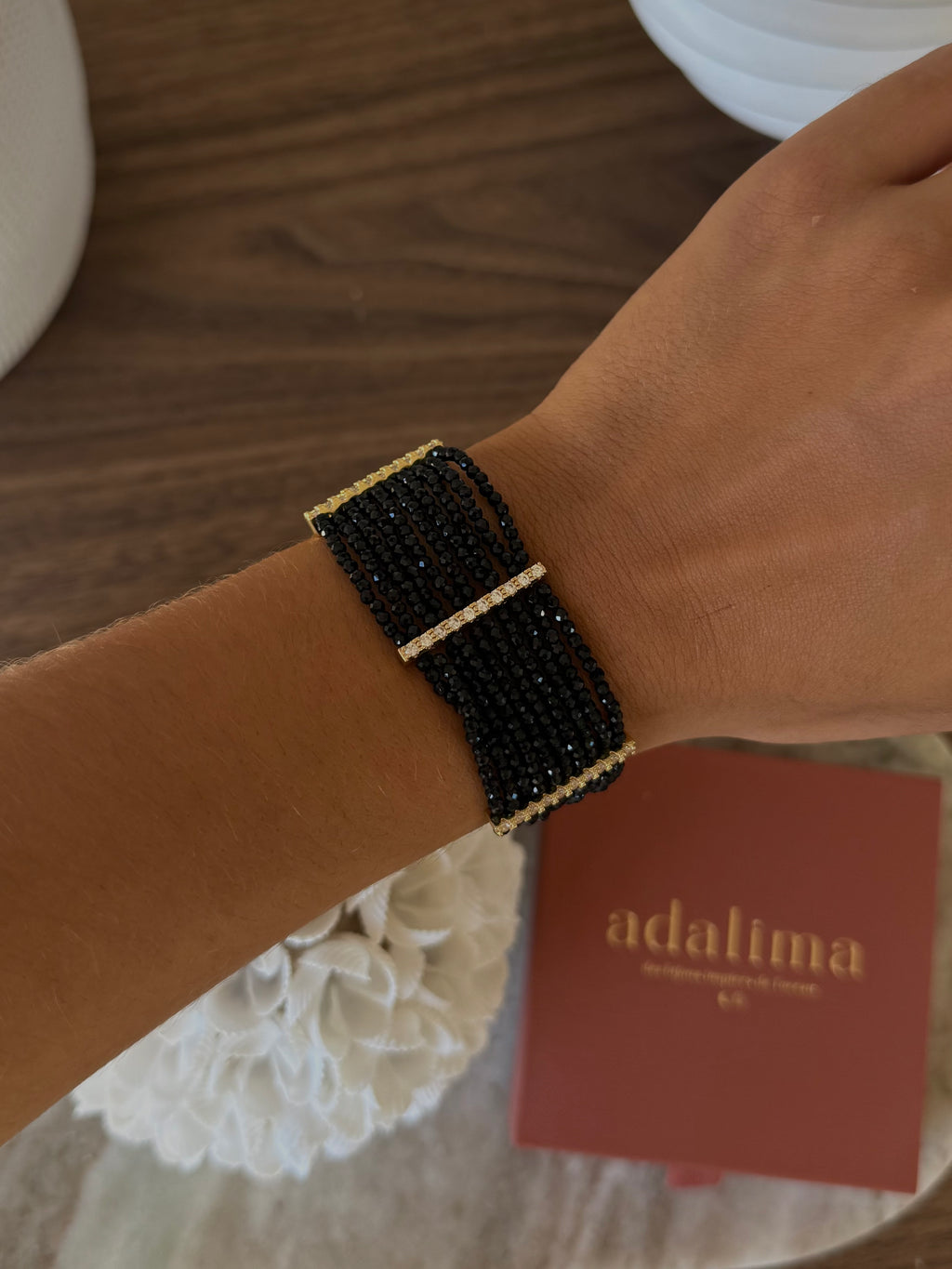Bracelet Ariella en pierres naturelles et acier inoxydable doré – coloris Onyx (noir) – bijou Adalima