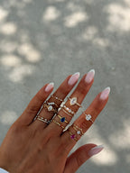 bagues dorées à strass et colorées
