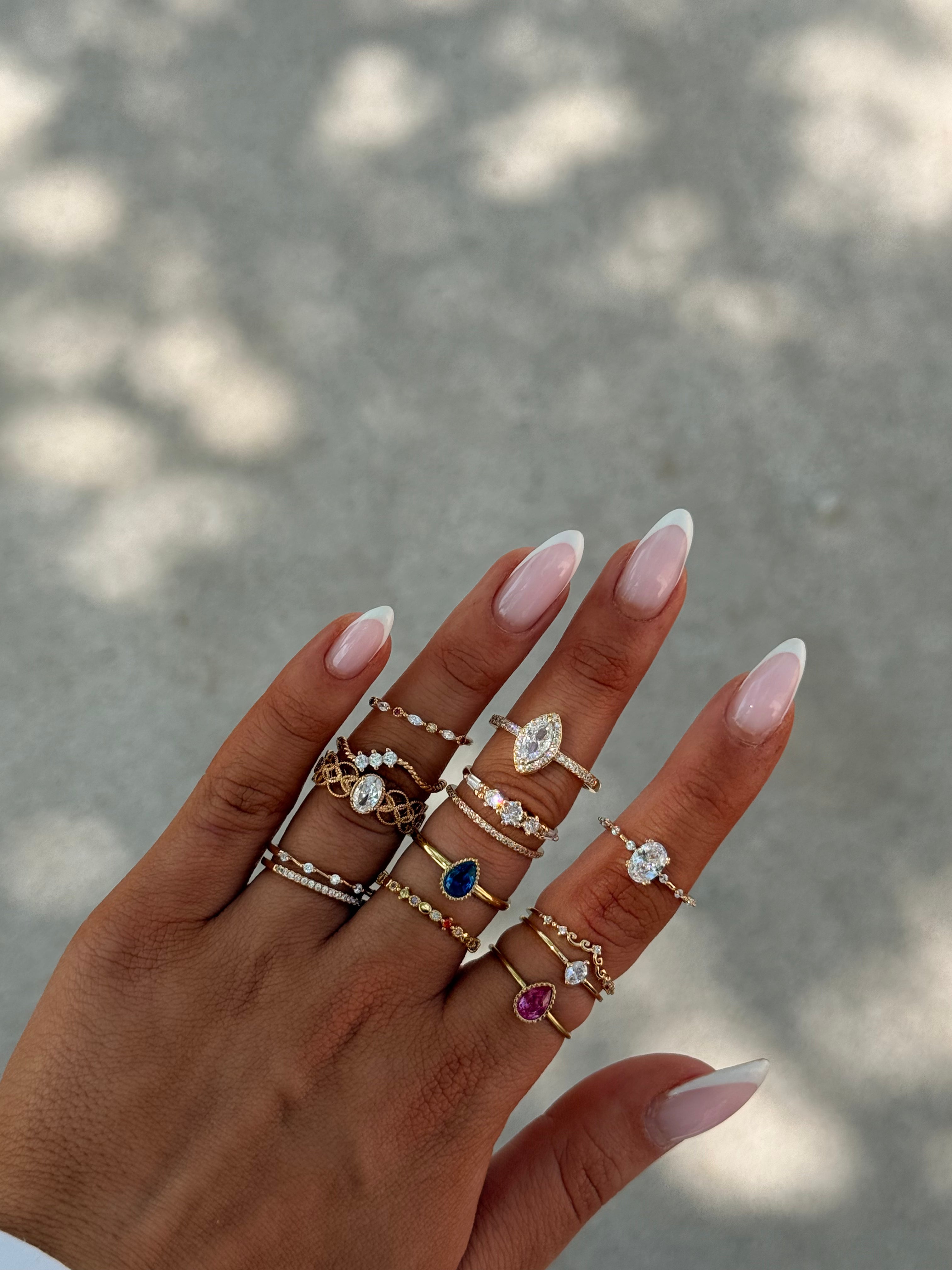 bagues dorées à strass et colorées

