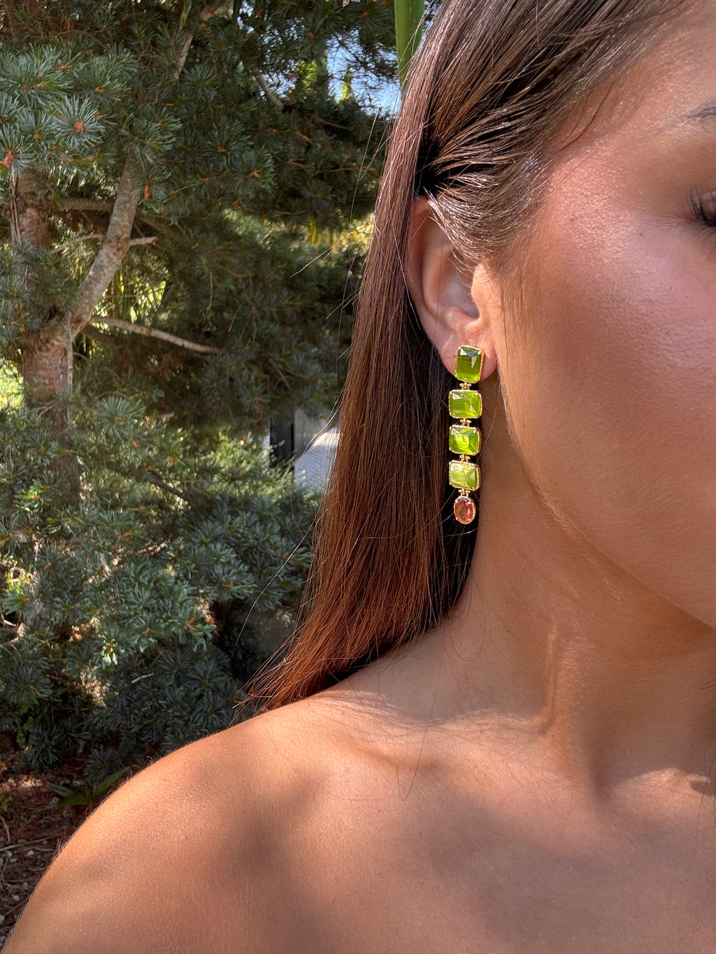 boucles d'oreilles pendantes mais légères colorées tendances