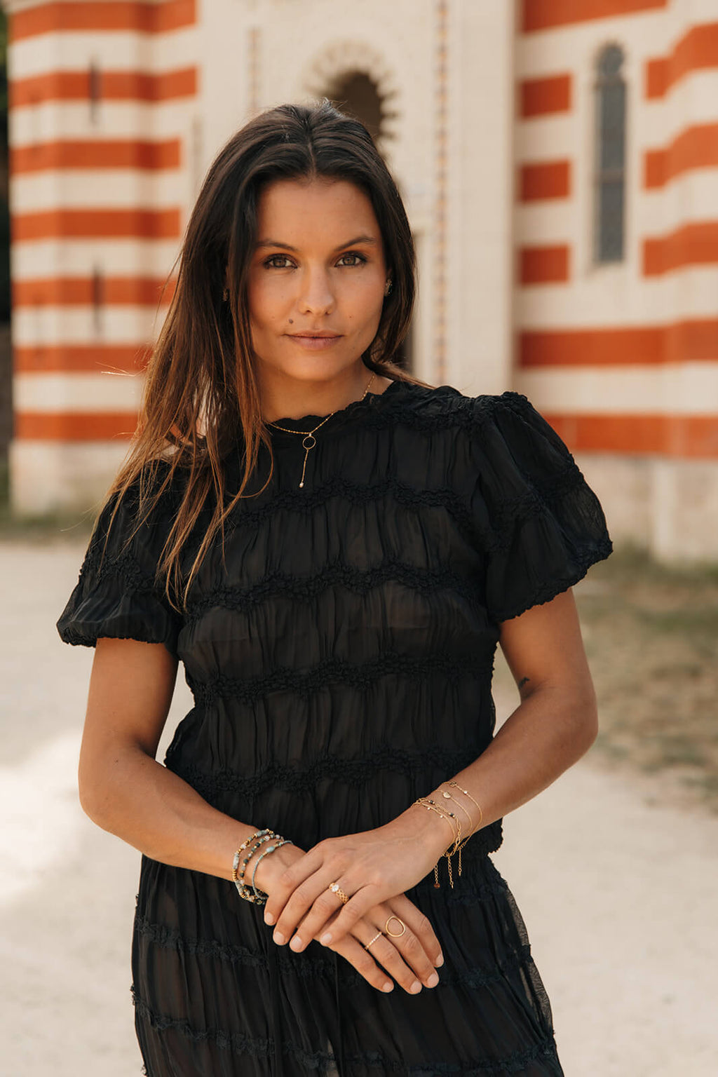blouse brodée et en transparence noire