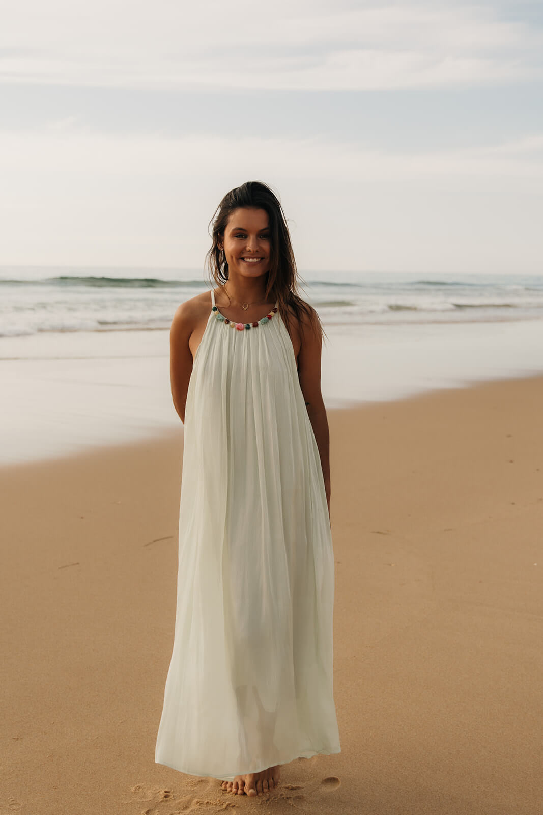 robe longue fluide style bohème avec des perles sur le col