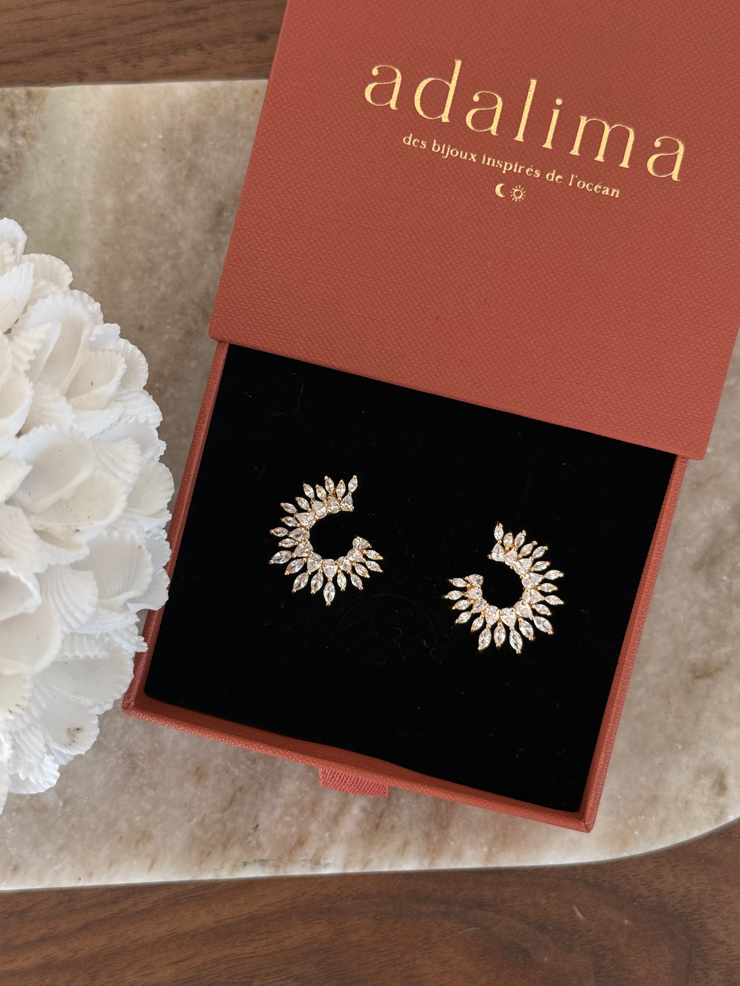 boucles d'oreilles en demi cercle serties de strass brillant