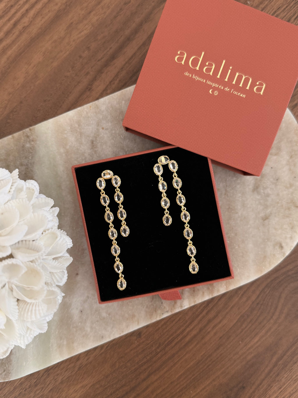 Boucles d’oreilles doré avec pierre naturelle blanche chic