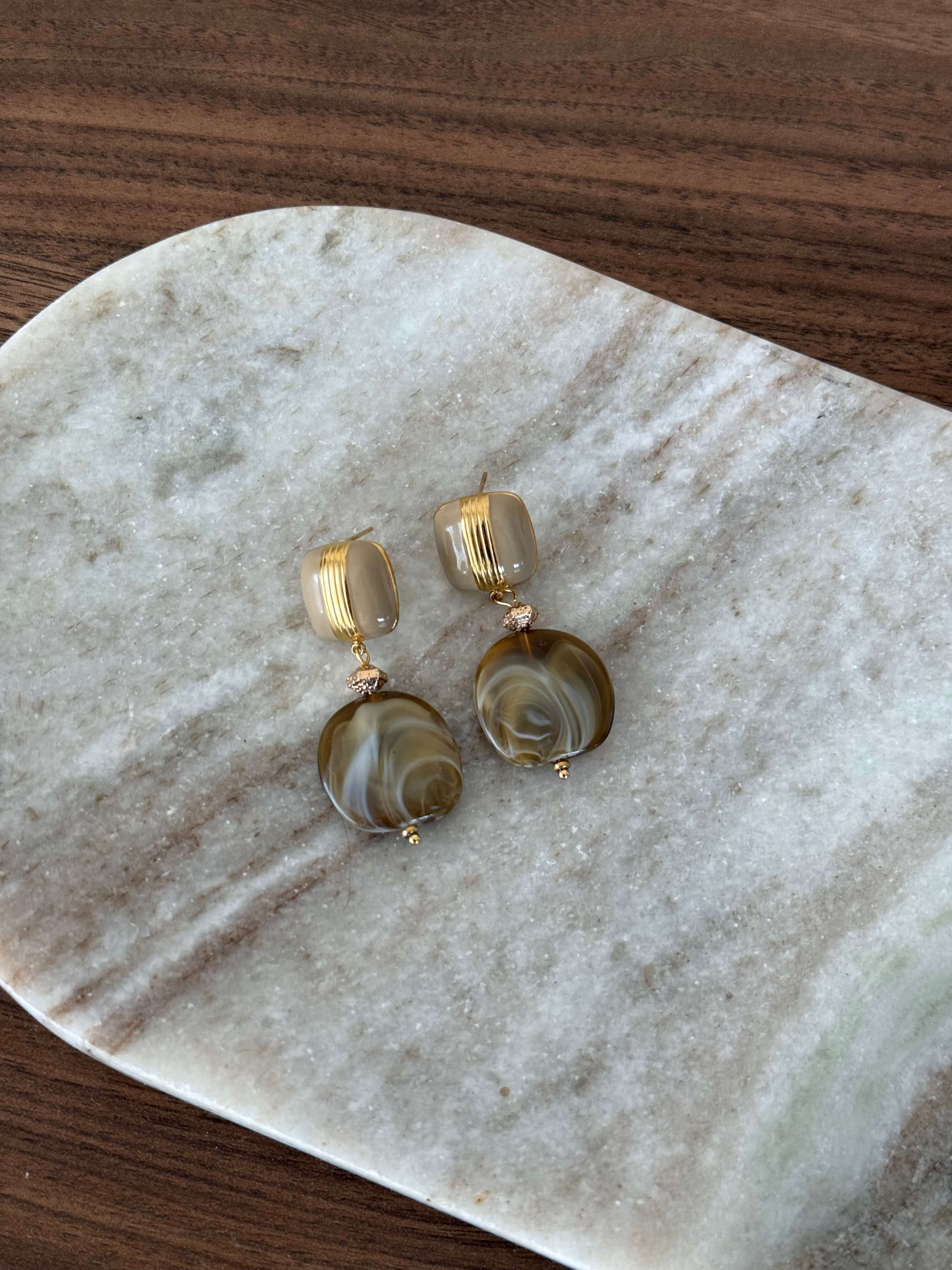 boucles d'oreilles nuance de beige 