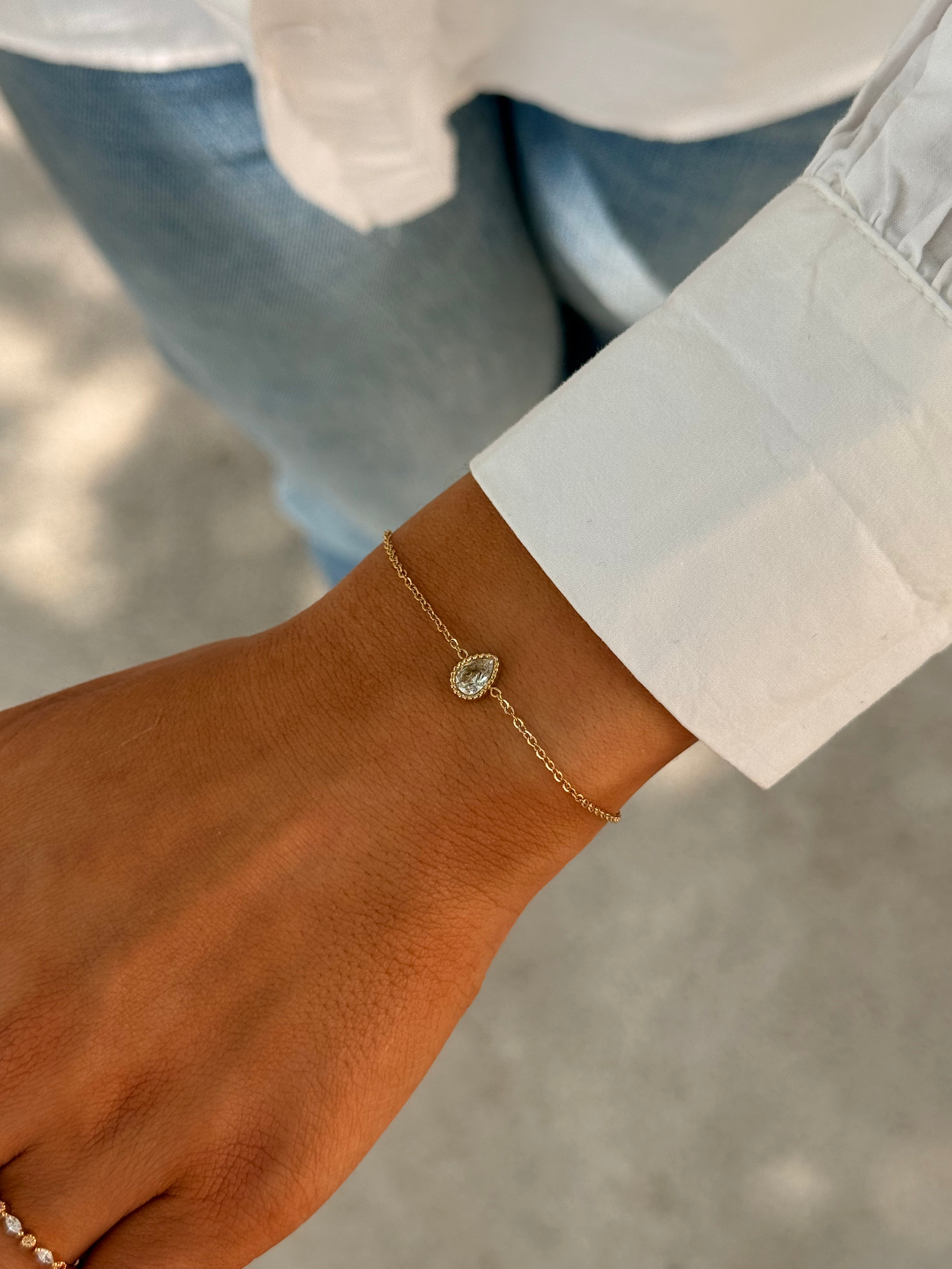 bracelet fin en acier inoxydable et goutte en strass au centre du bracelet