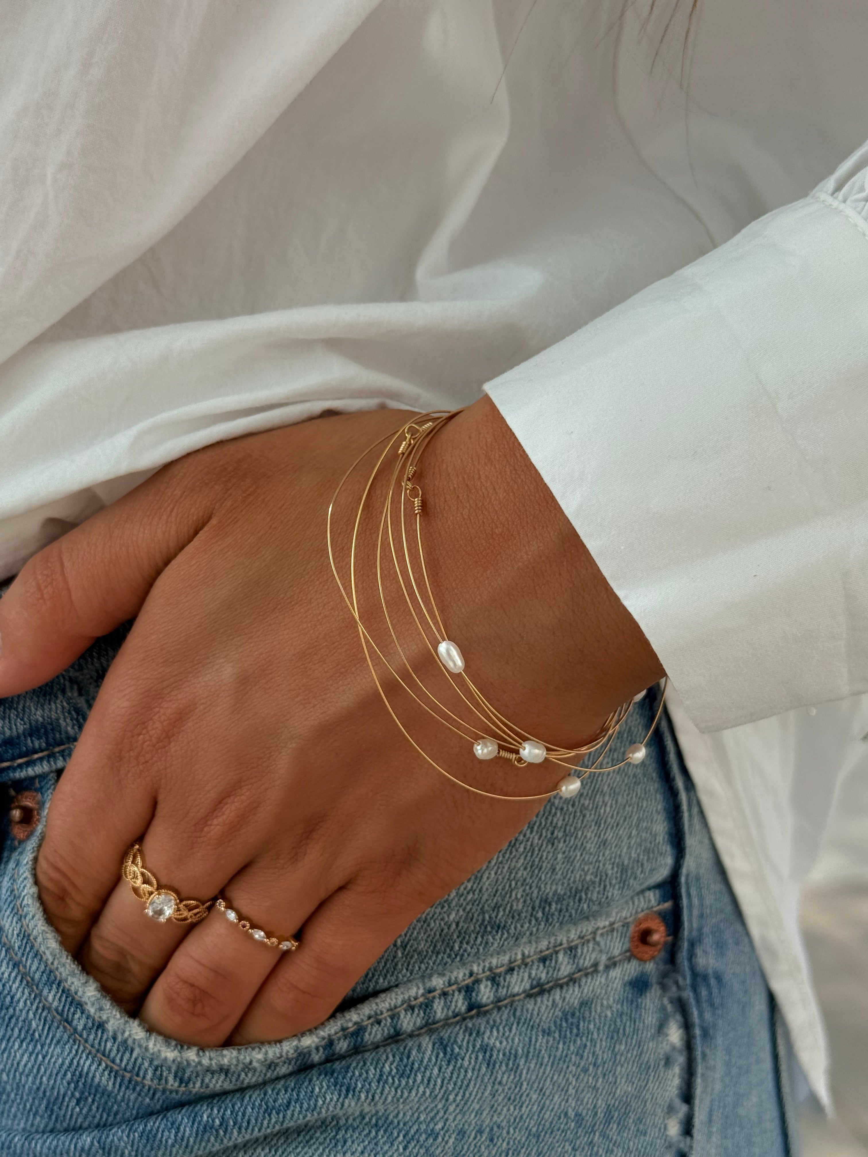 bracelets multiples dorées avec des perles d'eau douce