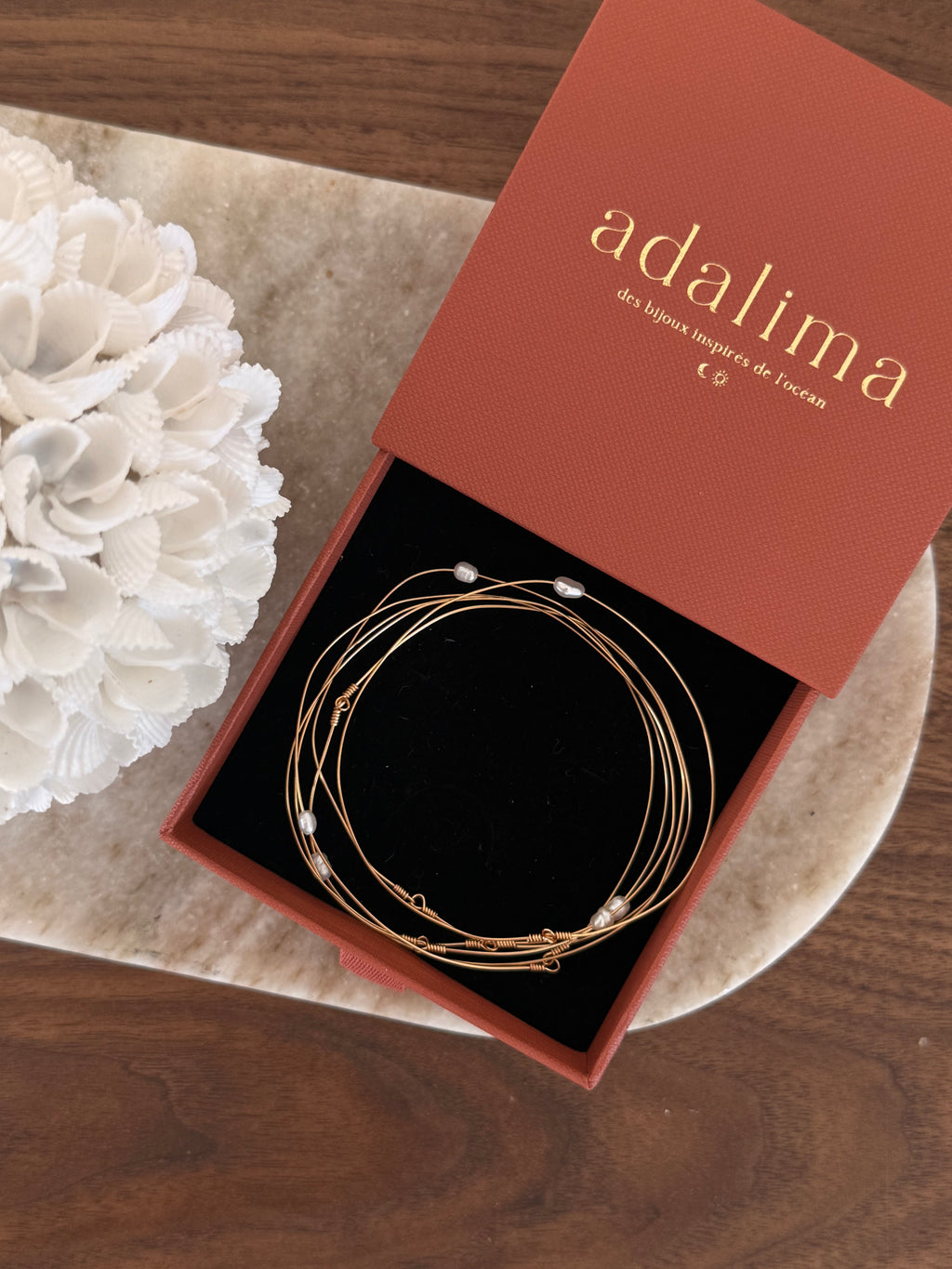 bracelets multiples dorées avec des perles d'eau douce
