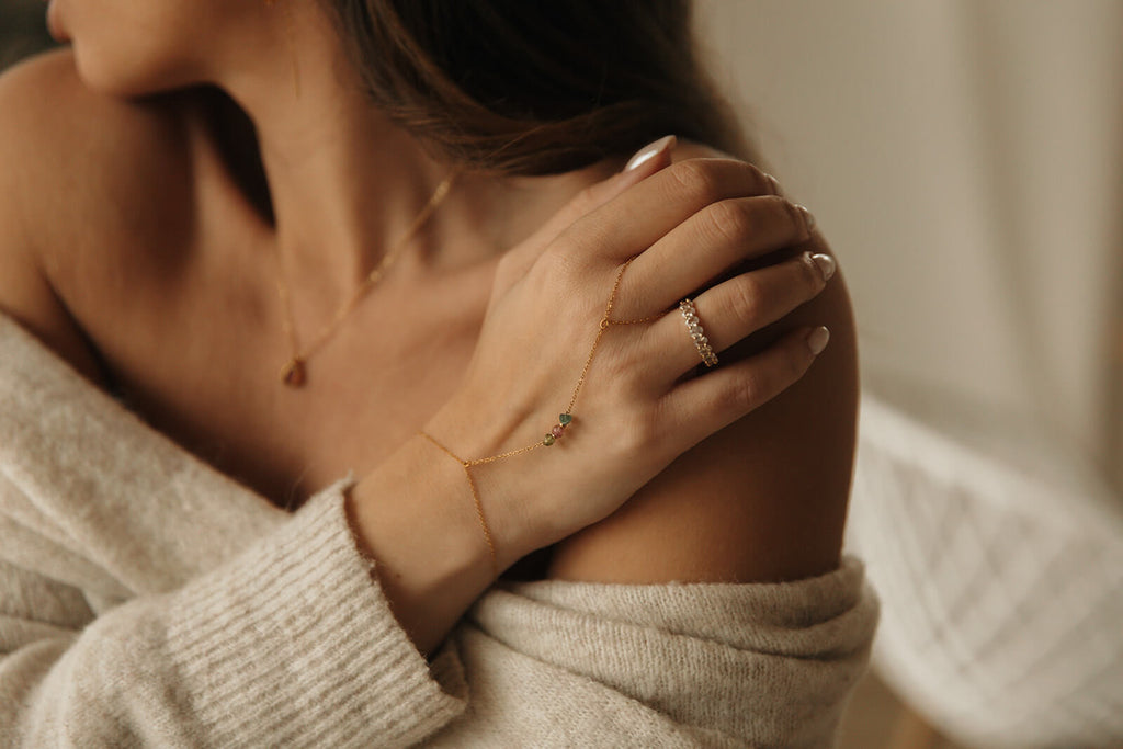 chaine de main pierres naturelles