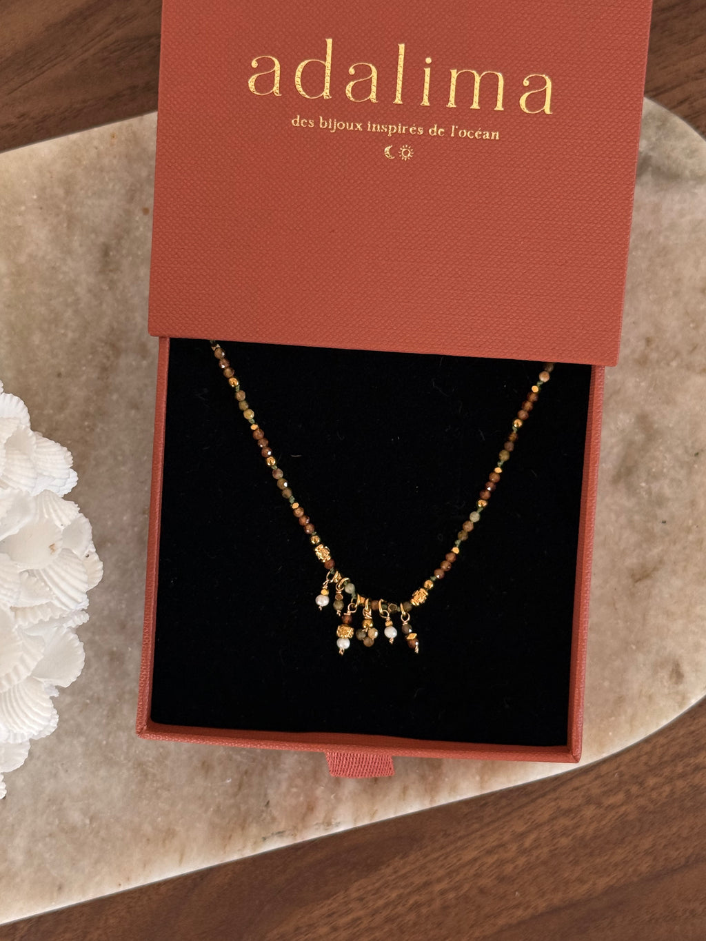 collier tendance pour femmes aux pierres colorées
