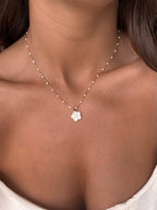 Collier fin en acier inoxydable et pierres naturelles blanches