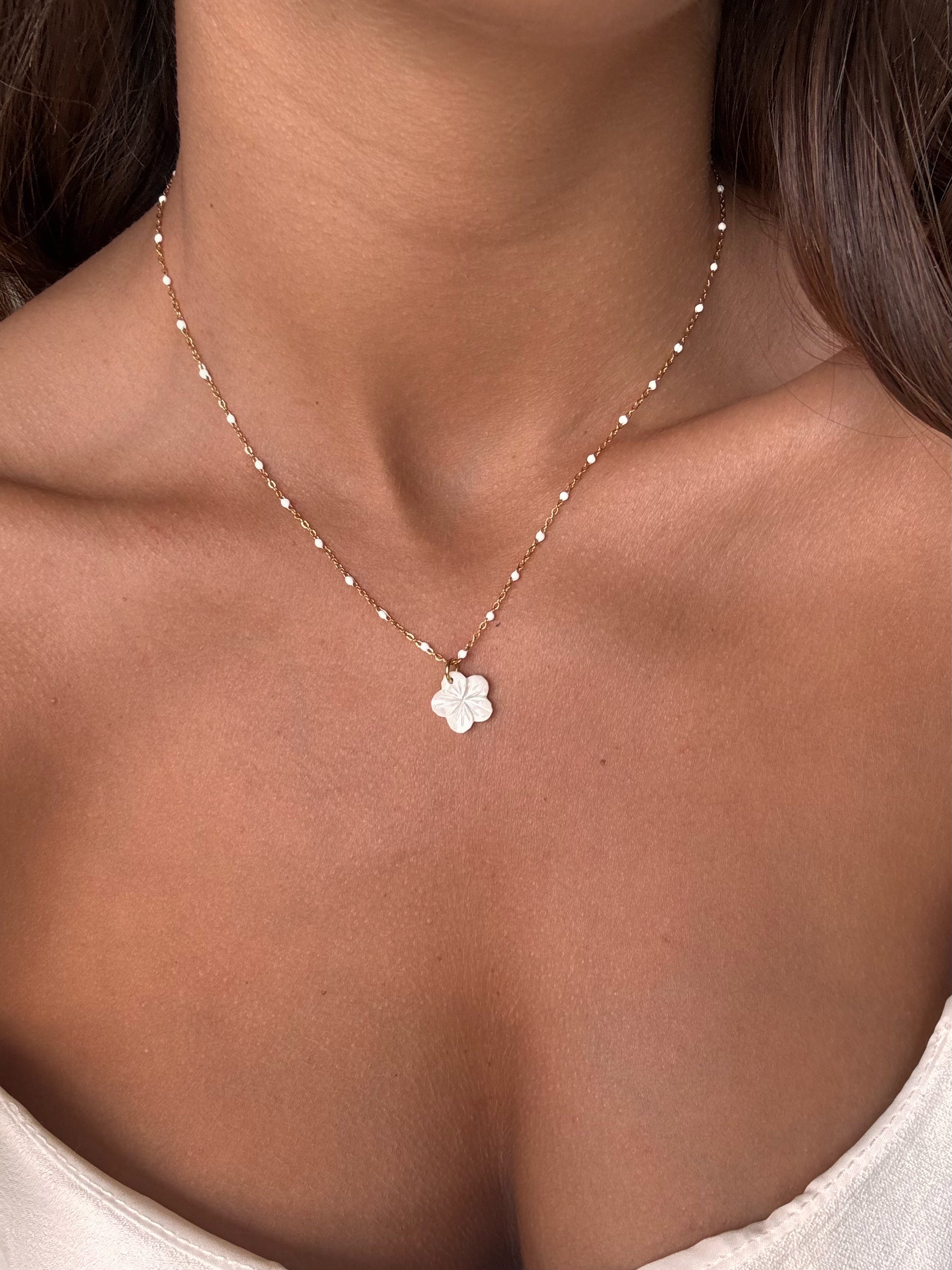 Collier fin en acier inoxydable et pierres naturelles blanches