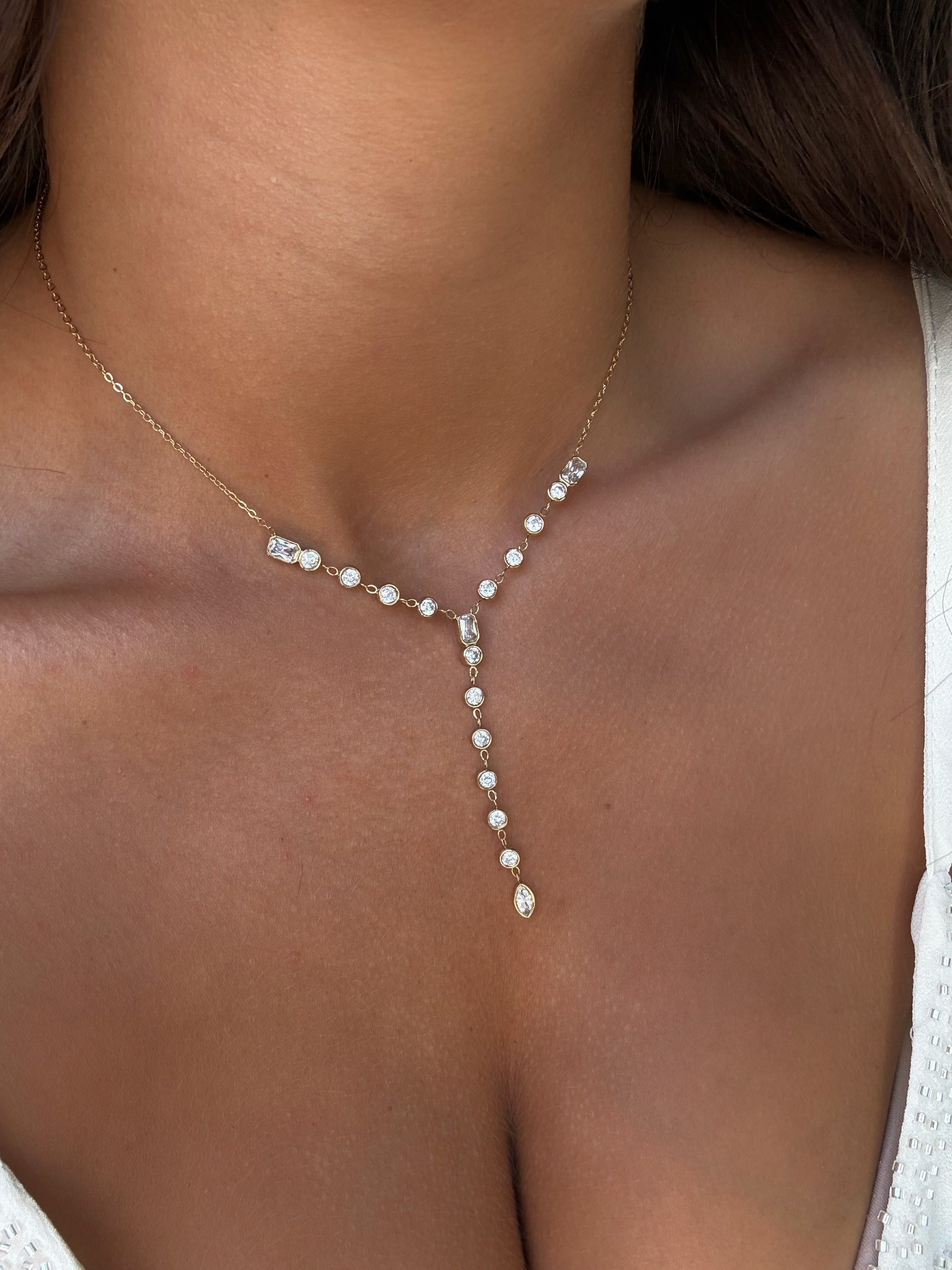 Collier élégant et délicat à strass 