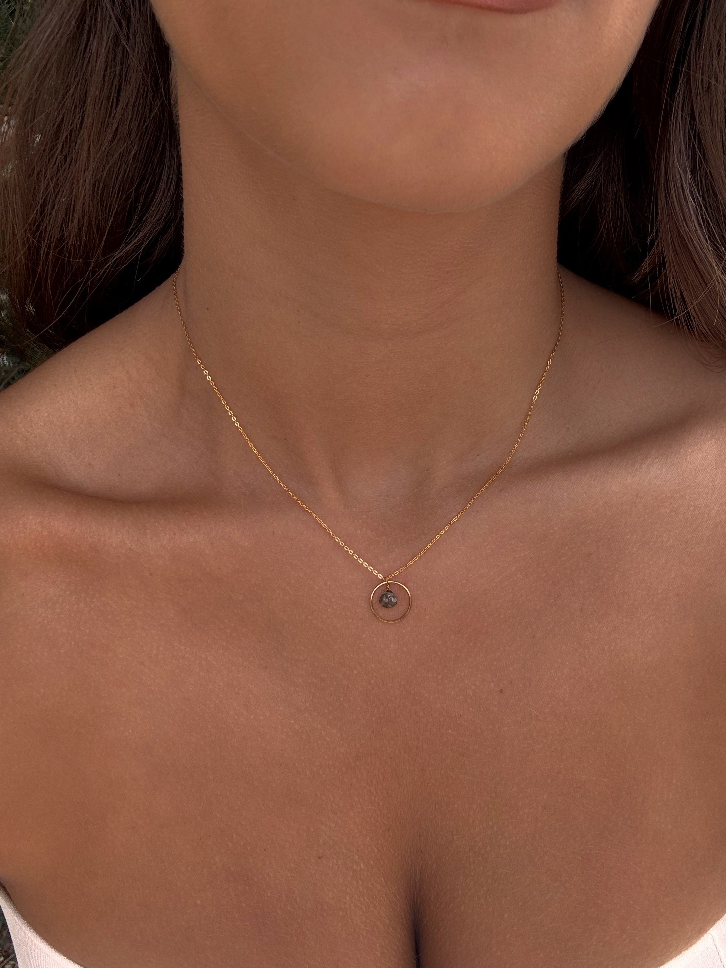 collier fin et discret pour femmes pierre naturelle