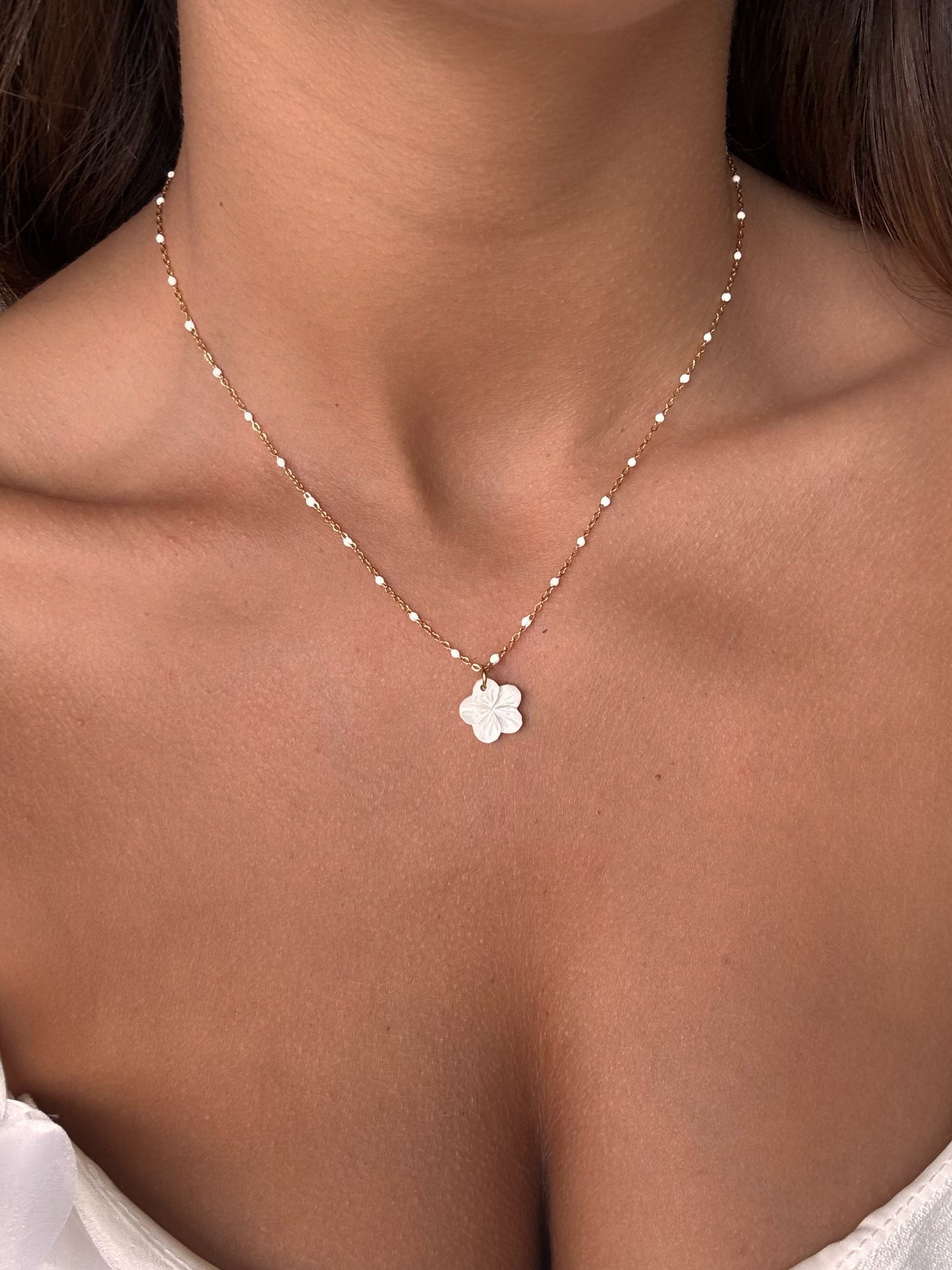 Collier fin en acier inoxydable et pierres naturelles blanches